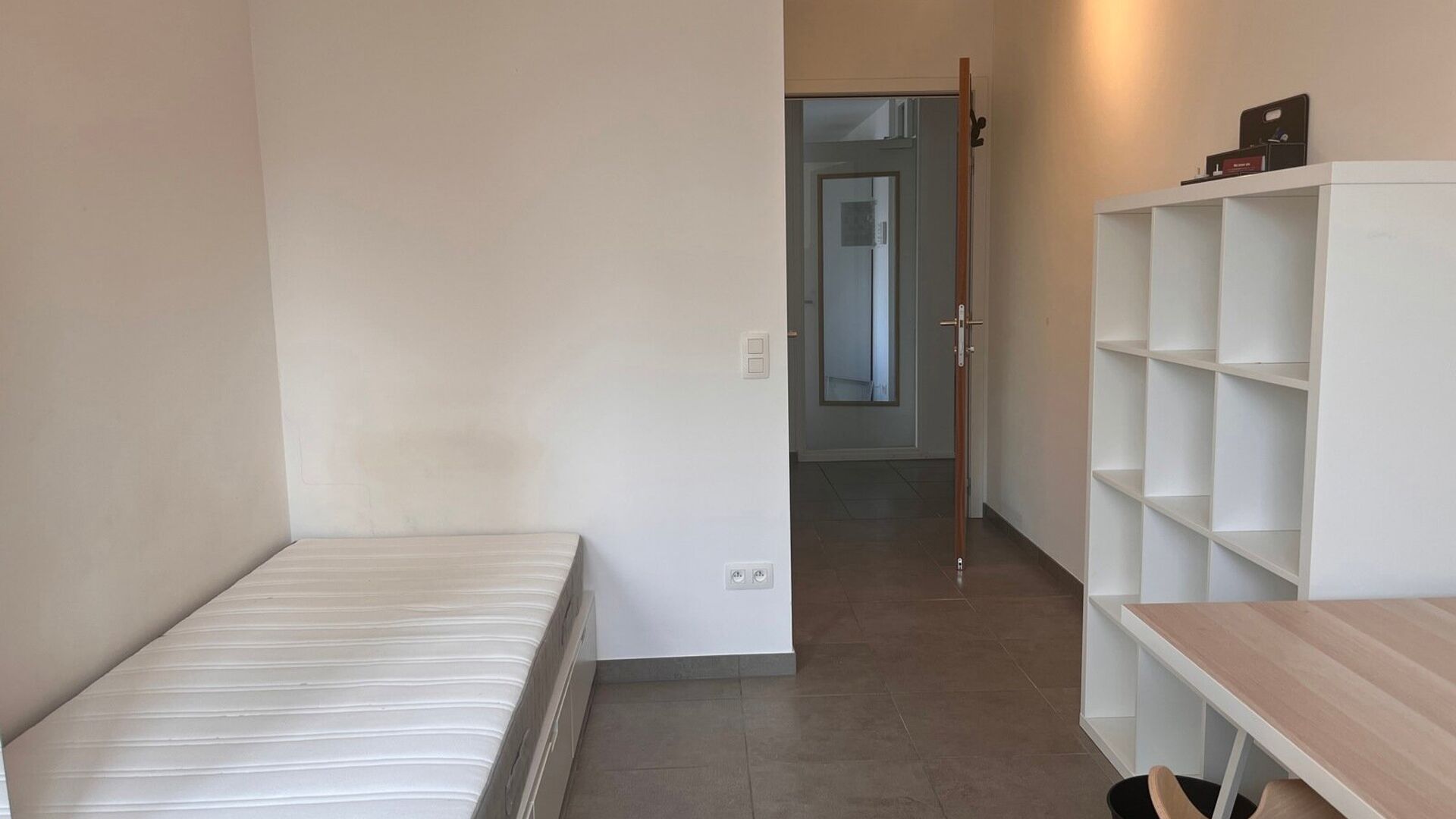 De kamer is louter voor individueel gebruik en is bemeubeld met een bed, matras, bureau, stoel, boekenrek en kleerkast. Verder beschikt de kamer over koud en warm water en een eigen toilet. Er is een internetaansluiting via netwerkkabel voorzien; de huurd