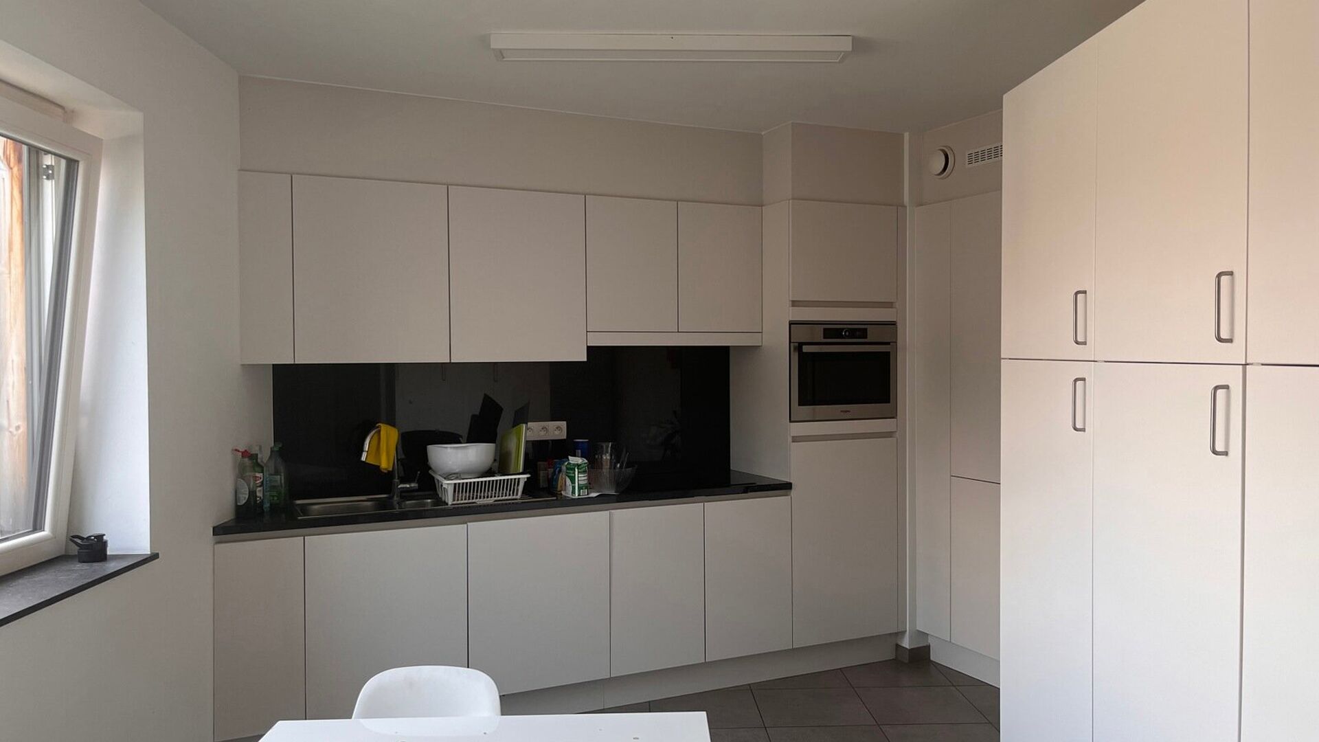 De kamer is louter voor individueel gebruik en is bemeubeld met een bed, matras, bureau, stoel, boekenrek en kleerkast. Verder beschikt de kamer over koud en warm water en een eigen toilet. Er is een internetaansluiting via netwerkkabel voorzien; de huurd