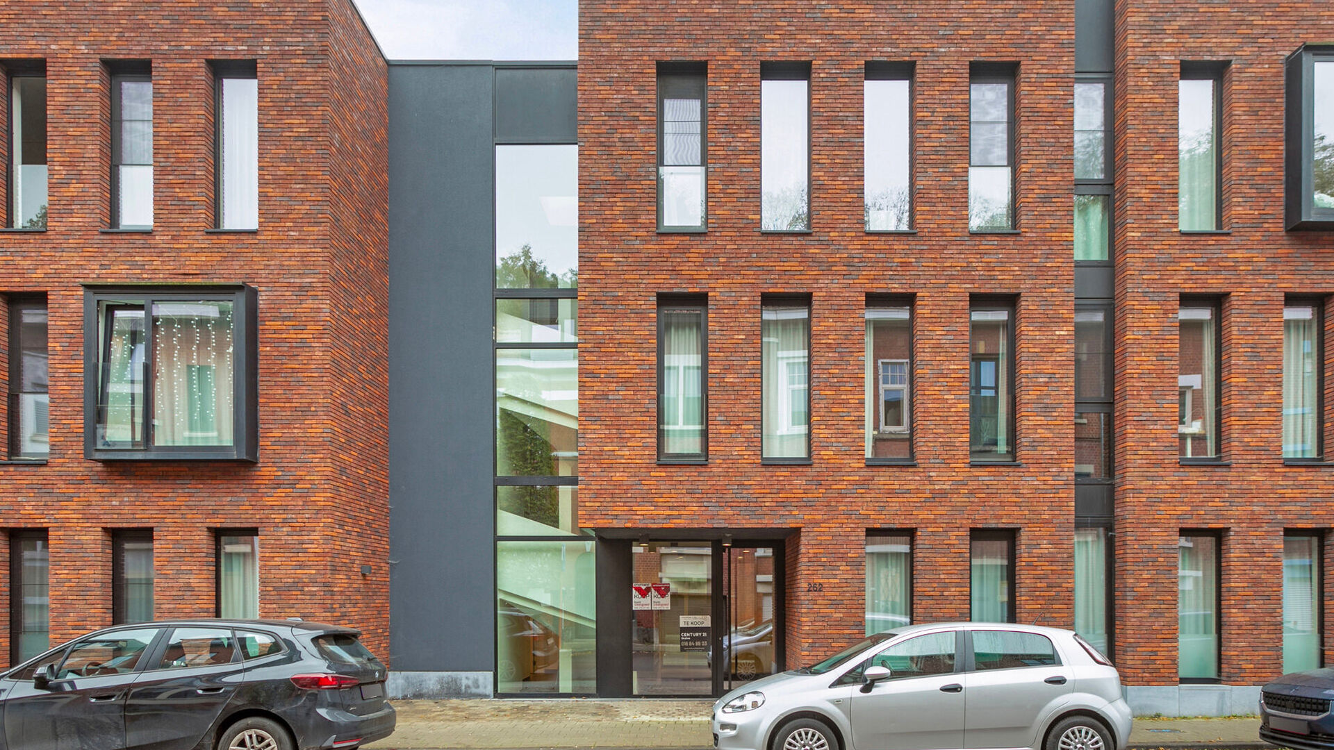 Studentenkamer gelegen in een gezellige studentenresidentie op toplocatie. Deze kamer is gemeubeld en beschikt over: een bed, bureau, kleerkast en frigo.
In het gehuurde goed zijn de volgende (nuts)voorzieningen/diensten aanwezig, dewelke gedeeld worden m