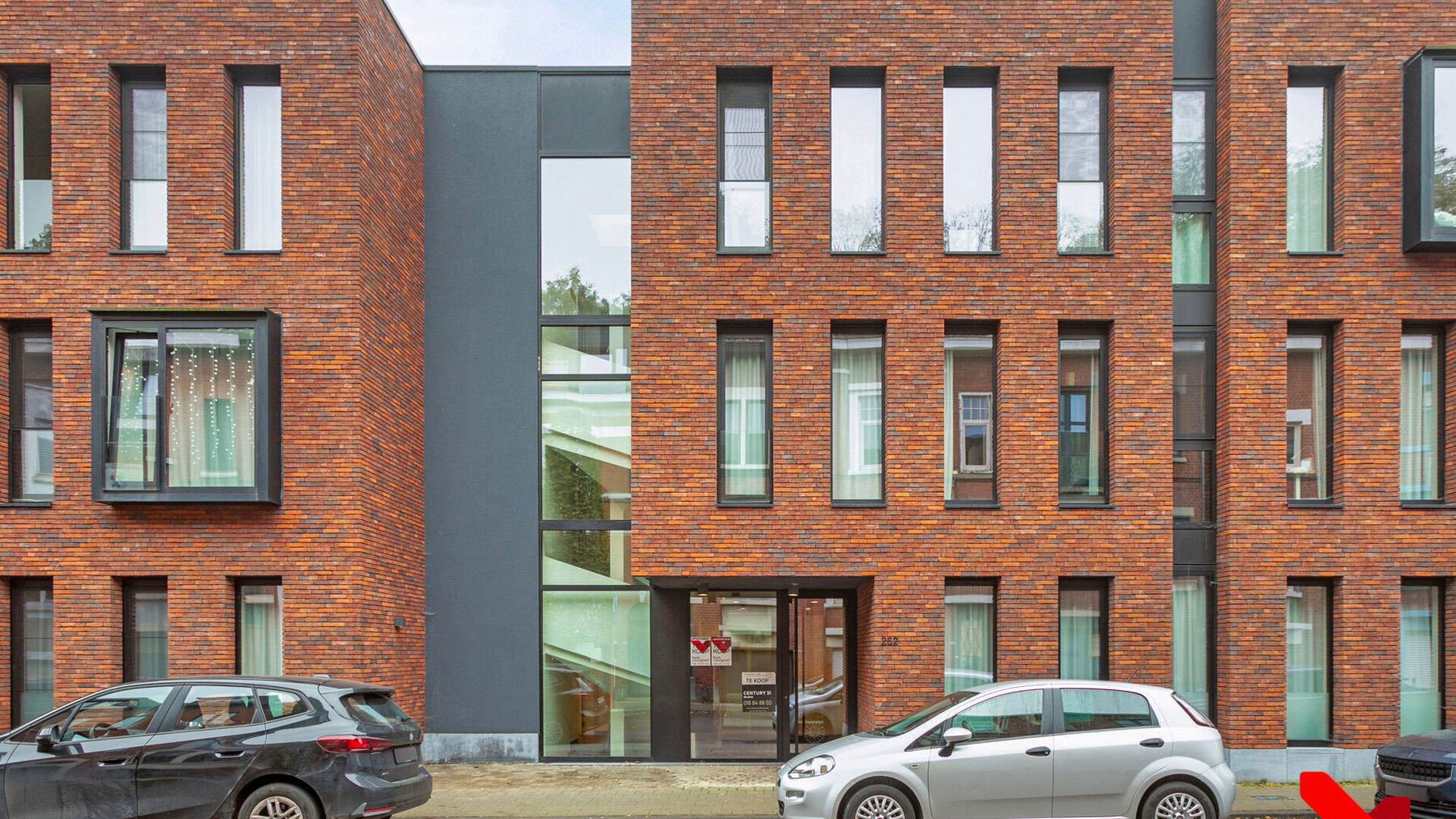 Studentenkamer gelegen in een gezellige studentenresidentie op toplocatie. Deze kamer is gemeubeld en heeft eigen sanitair (douche en toilet).
In het gehuurde goed zijn de volgende (nuts)voorzieningen/diensten aanwezig, dewelke gedeeld worden met de ander