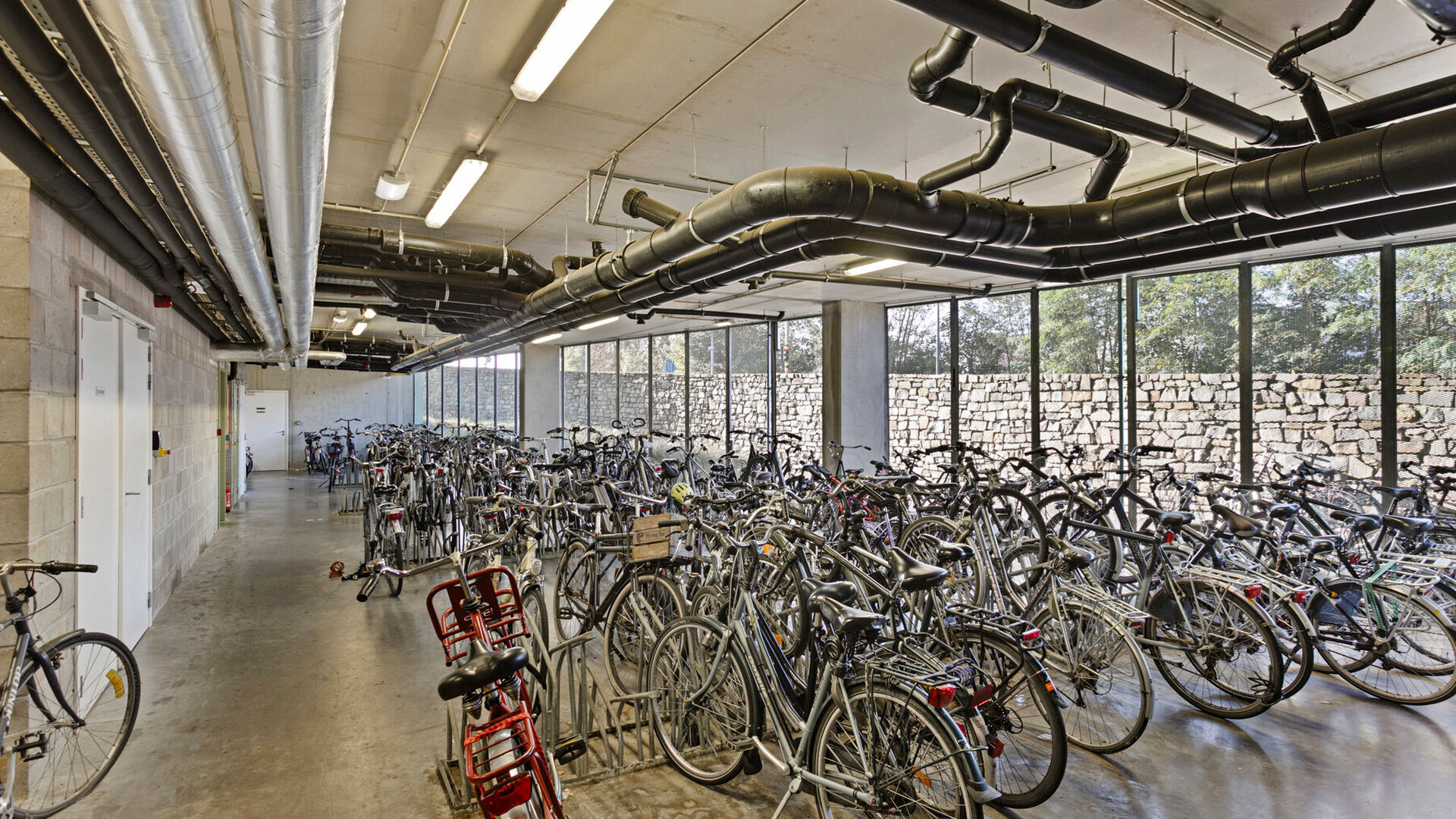 Welkom in deze verzorgde en comfortabele studentenkamer.
De kamer is louter voor individueel gebruik en is bemeubeld met een bed, bureau, stoel, boekenrek, kleerkast en lamellen. Daarnaast beschikt de kamer over eigen sanitair met douche en toilet, evena