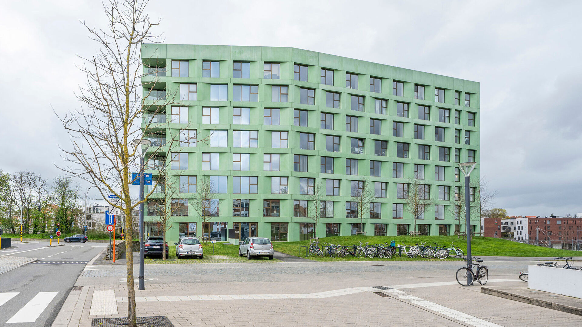 Welkom in deze verzorgde en comfortabele studentenkamer.

De kamer is louter voor individueel gebruik en is bemeubeld met een bed, bureau, stoel, boekenrek, kleerkast en lamellen. Daarnaast beschikt de kamer over eigen sanitair met douche en toilet, evena