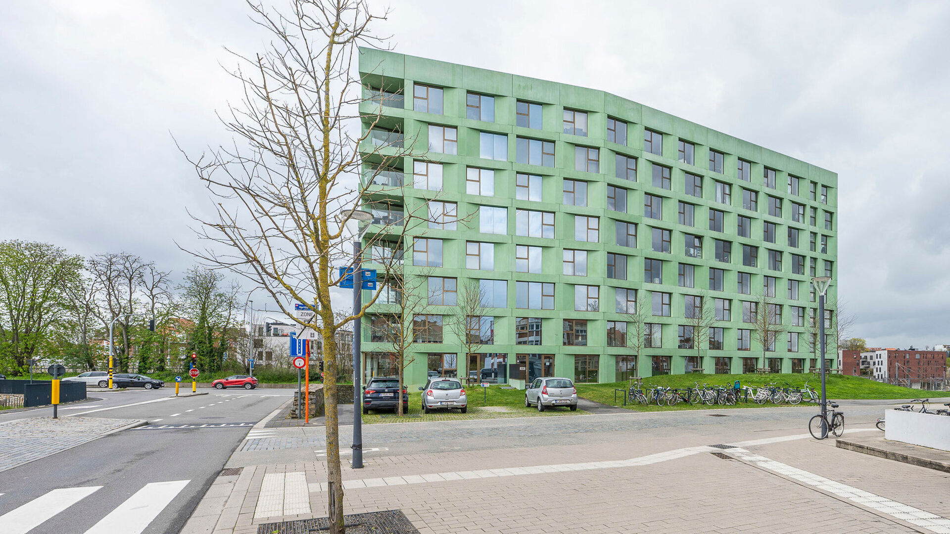 Welkom in deze verzorgde en comfortabele studentenkamer.

De kamer is louter voor individueel gebruik en is bemeubeld met een bed, bureau, stoel, boekenrek, kleerkast en lamellen. Daarnaast beschikt de kamer over eigen sanitair met douche en toilet, evena