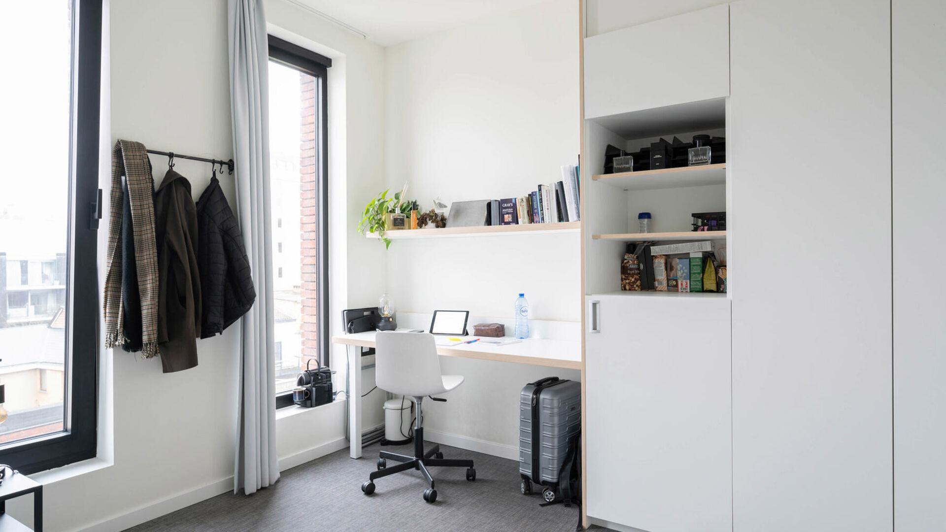 Studentenkamer gelegen in een gezellige studentenresidentie op toplocatie. Deze kamer is gemeubeld en het sanitair (douche en toilet) wordt gedeeld met de andere bewoners.
In het gehuurde goed zijn de volgende (nuts)voorzieningen/diensten aanwezig, dewelk