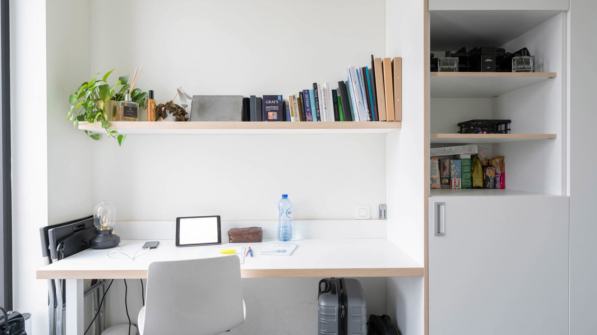 Studentenkamer gelegen in een gezellige studentenresidentie op toplocatie. Deze kamer is gemeubeld en het sanitair (douche en toilet) wordt gedeeld met de andere bewoners.
In het gehuurde goed zijn de volgende (nuts)voorzieningen/diensten aanwezig, dewelk