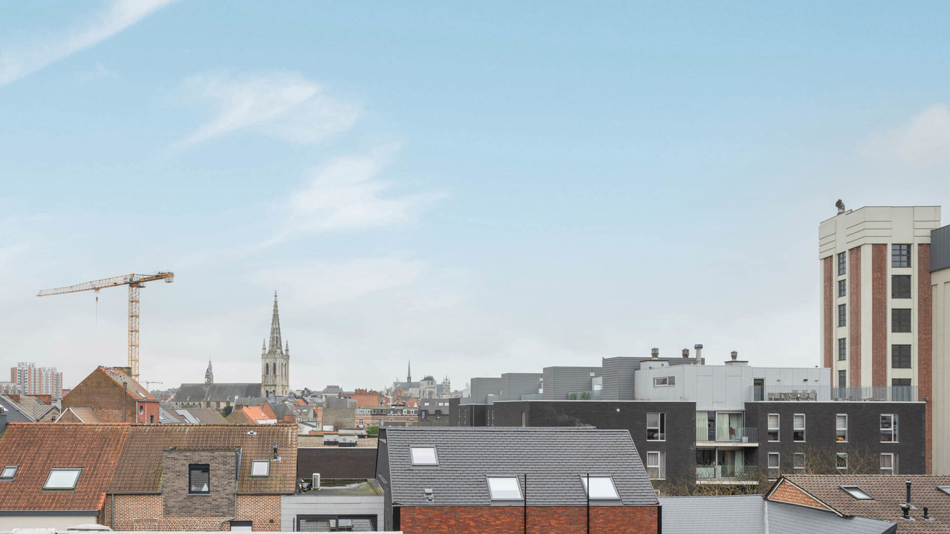 Studentenkamer gelegen in een gezellige studentenresidentie op toplocatie. Deze kamer is gemeubeld en het sanitair (douche en toilet) wordt gedeeld met de andere bewoners.
In het gehuurde goed zijn de volgende (nuts)voorzieningen/diensten aanwezig, dewelk