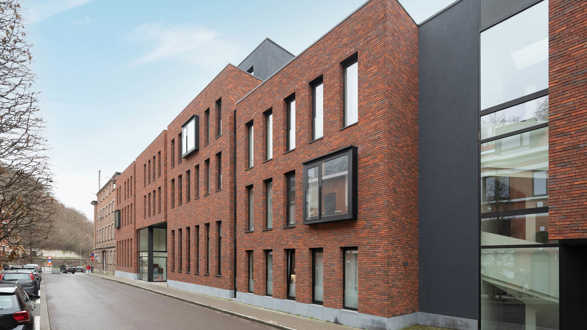 Studentenkamer gelegen in een gezellige studentenresidentie op toplocatie. Deze kamer is gemeubeld en het sanitair (douche en toilet) wordt gedeeld met de andere bewoners.
In het gehuurde goed zijn de volgende (nuts)voorzieningen/diensten aanwezig, dewelk