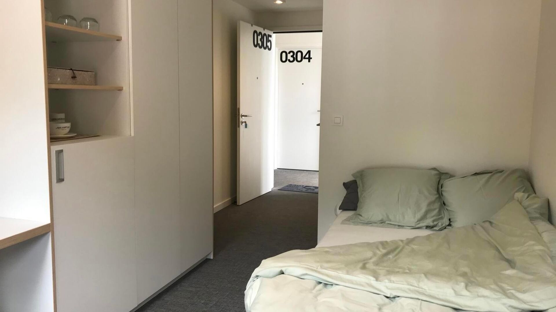 Studentenkamer gelegen in een gezellige studentenresidentie op toplocatie. Deze kamer is gemeubeld en heeft eigen sanitair (douche en toilet).
In het gehuurde goed zijn de volgende (nuts)voorzieningen/diensten aanwezig, dewelke gedeeld worden met de ander