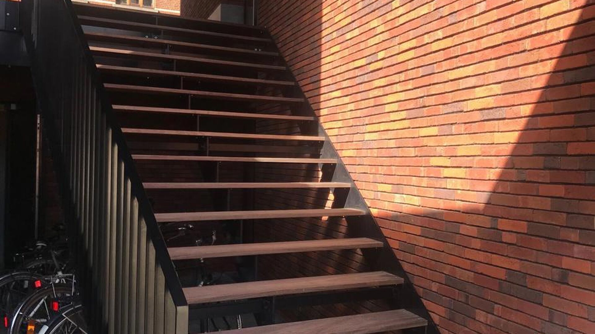 Studentenkamer gelegen in een gezellige studentenresidentie op toplocatie. Deze kamer is gemeubeld en heeft eigen sanitair (douche en toilet).
In het gehuurde goed zijn de volgende (nuts)voorzieningen/diensten aanwezig, dewelke gedeeld worden met de ander