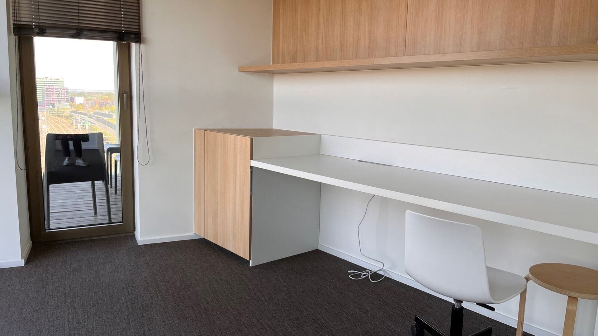 Welkom in deze verzorgde en comfortabele studentenkamer.

De kamer is louter voor individueel gebruik en is bemeubeld met een bed, bureau, stoel, boekenrek, kleerkast en lamellen. Daarnaast beschikt de kamer over eigen sanitair met douche en toilet, evena