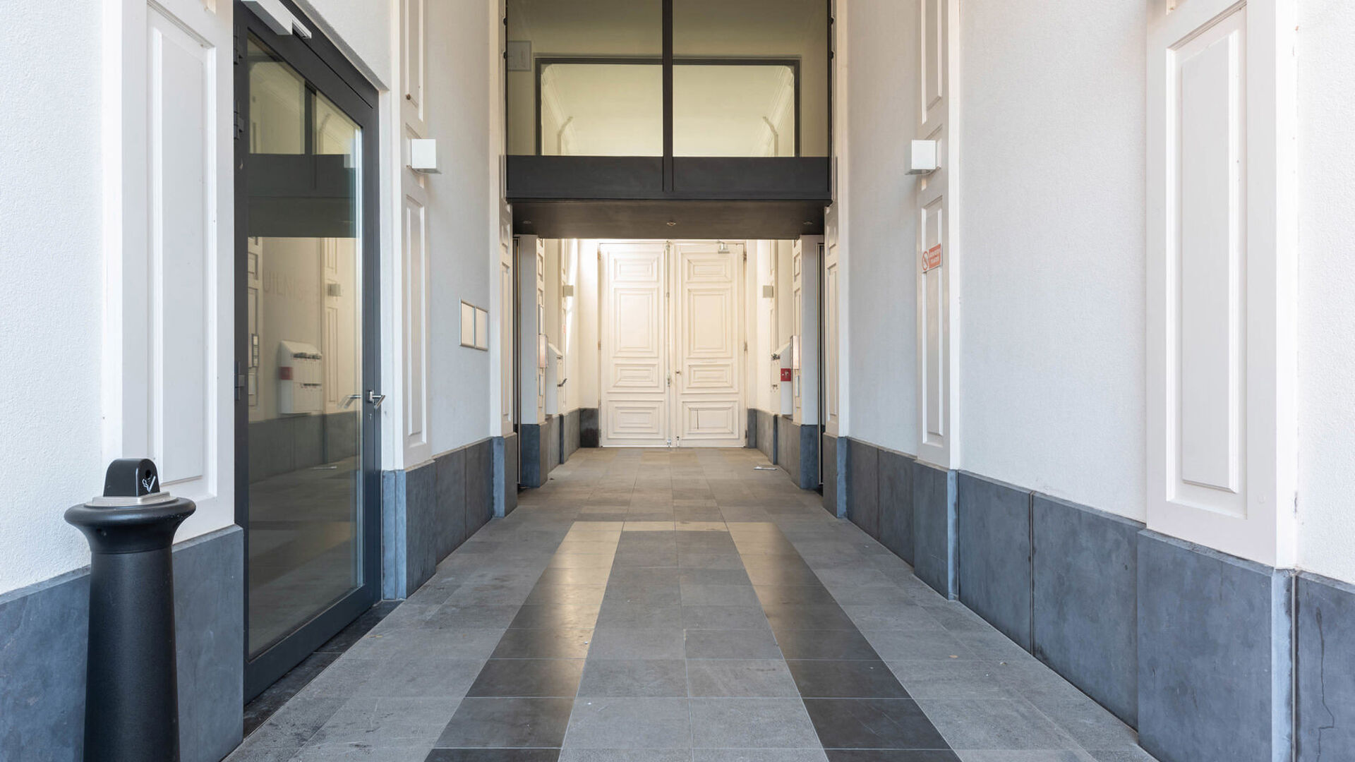 Luxueuze studio, van maar liefst 28 m&sup2; en met eigen privatief terras van 23m&sup2; in hartje Leuven nabij Grote en Oude Markt. Deze kamer bevindt zich op het gelijkvloers aan de achterkant en geniet van een prachtig uitzicht over de tuin. De studio heeft eig