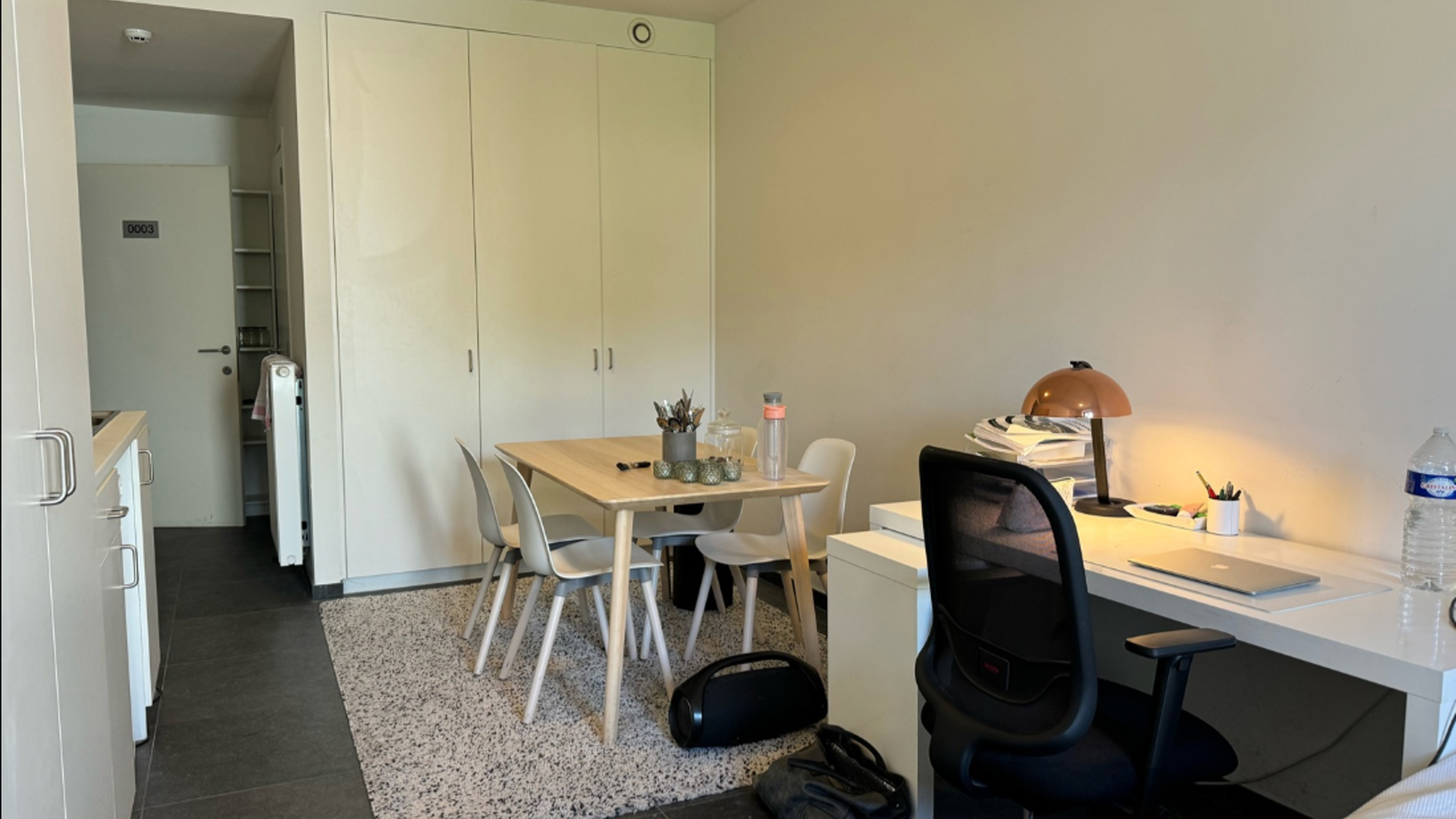 Luxueuze studio, van maar liefst 28 m&sup2; en met eigen privatief terras van 23m&sup2; in hartje Leuven nabij Grote en Oude Markt. Deze kamer bevindt zich op het gelijkvloers aan de achterkant en geniet van een prachtig uitzicht over de tuin. De studio heeft eig