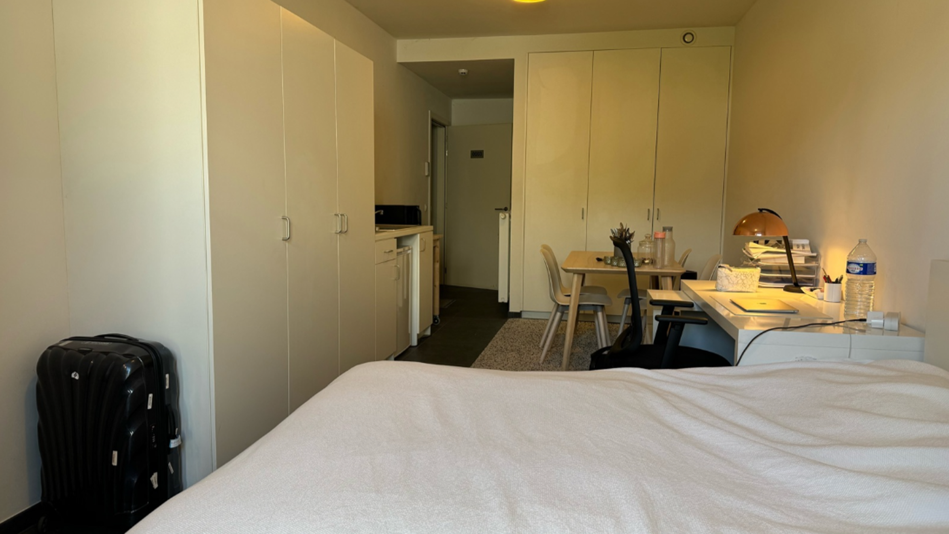 Luxueuze studio, van maar liefst 28 m&sup2; en met eigen privatief terras van 23m&sup2; in hartje Leuven nabij Grote en Oude Markt. Deze kamer bevindt zich op het gelijkvloers aan de achterkant en geniet van een prachtig uitzicht over de tuin. De studio heeft eig