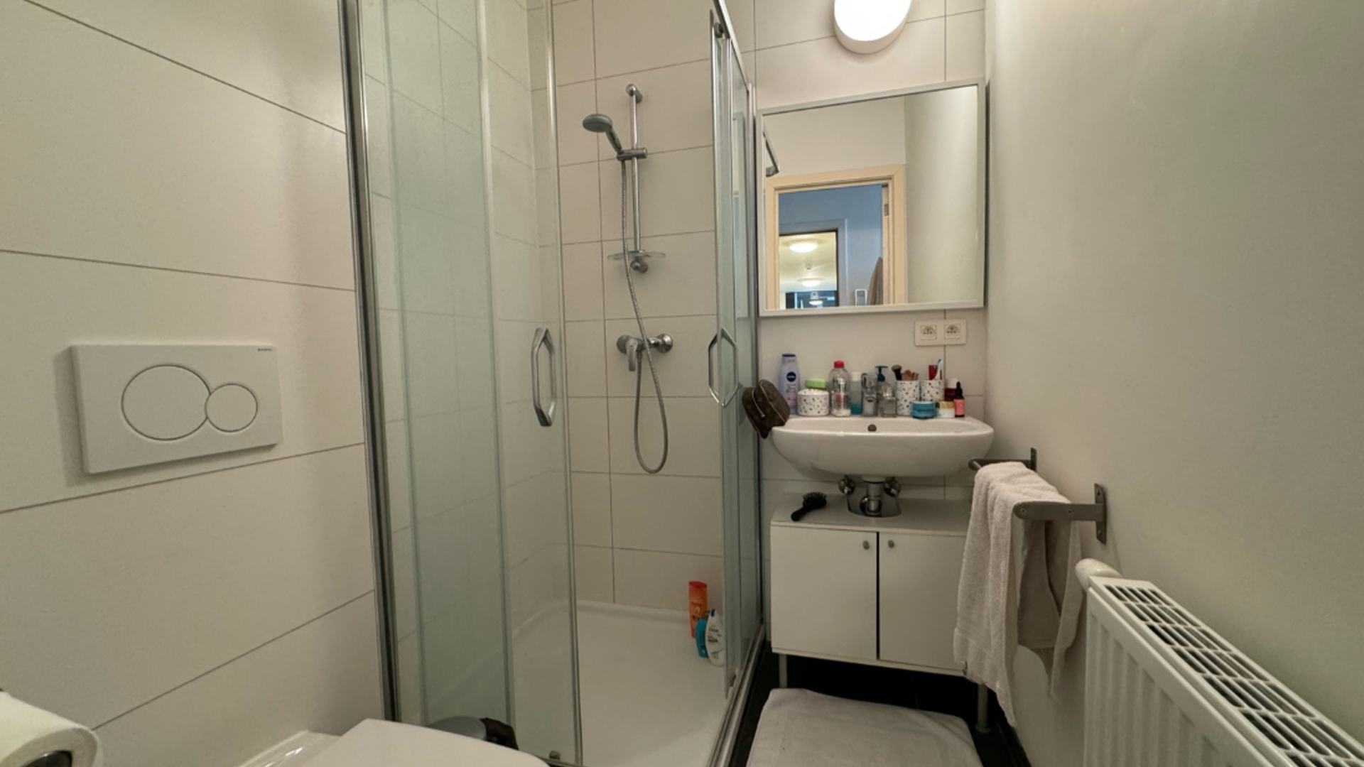 Luxueuze studio, van maar liefst 28 m&sup2; en met eigen privatief terras van 23m&sup2; in hartje Leuven nabij Grote en Oude Markt. Deze kamer bevindt zich op het gelijkvloers aan de achterkant en geniet van een prachtig uitzicht over de tuin. De studio heeft eig