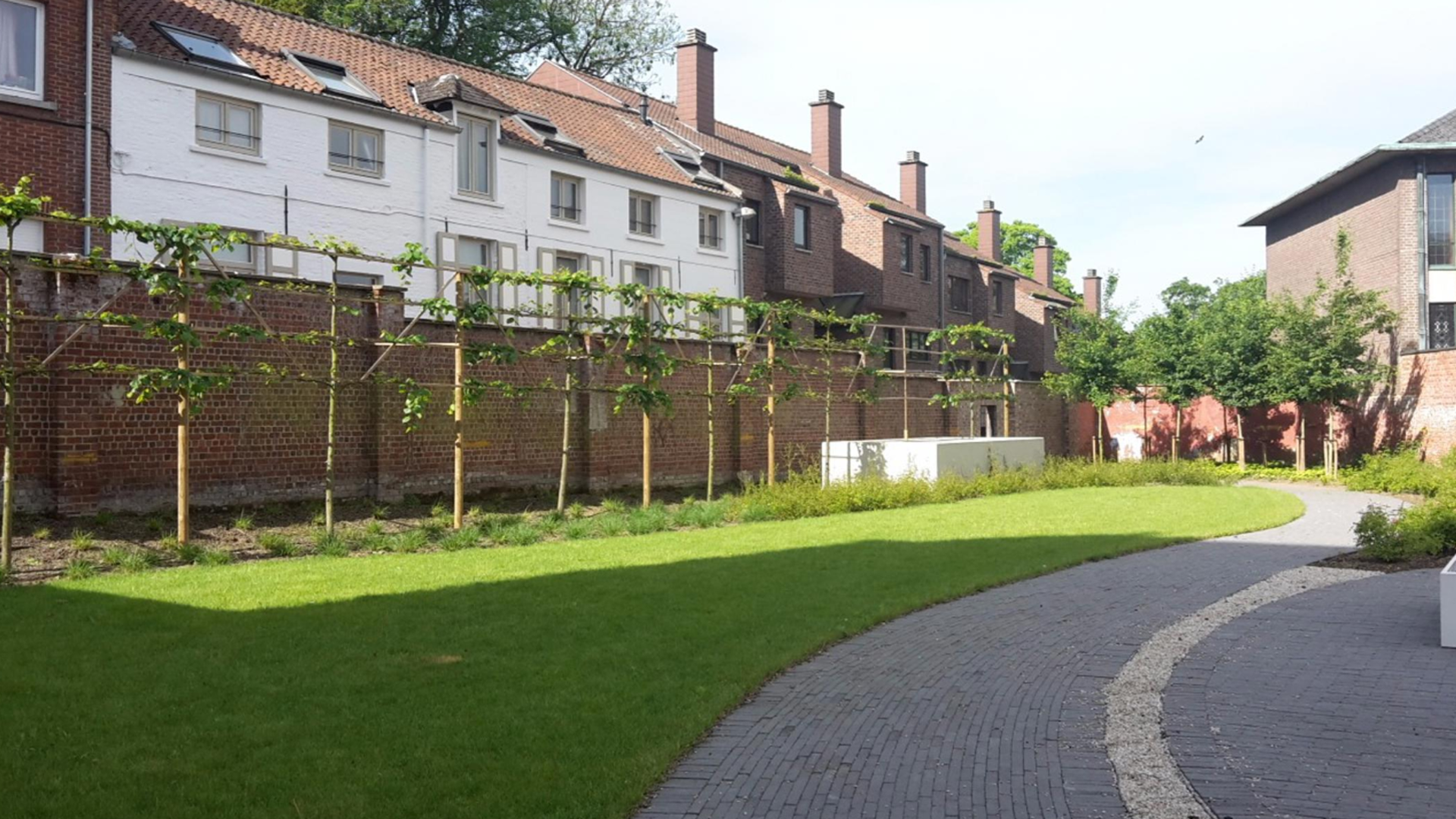 Luxueuze studio, van maar liefst 28 m&sup2; en met eigen privatief terras van 23m&sup2; in hartje Leuven nabij Grote en Oude Markt. Deze kamer bevindt zich op het gelijkvloers aan de achterkant en geniet van een prachtig uitzicht over de tuin. De studio heeft eig