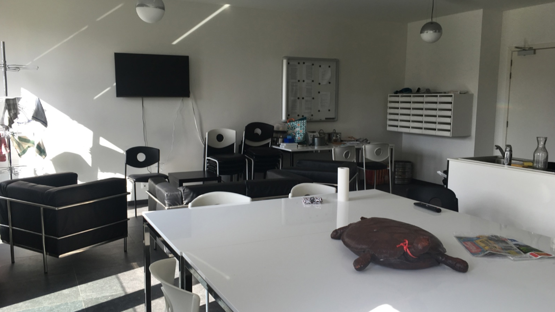 Luxueuze studio, van maar liefst 28 m&sup2; en met eigen privatief terras van 23m&sup2; in hartje Leuven nabij Grote en Oude Markt. Deze kamer bevindt zich op het gelijkvloers aan de achterkant en geniet van een prachtig uitzicht over de tuin. De studio heeft eig