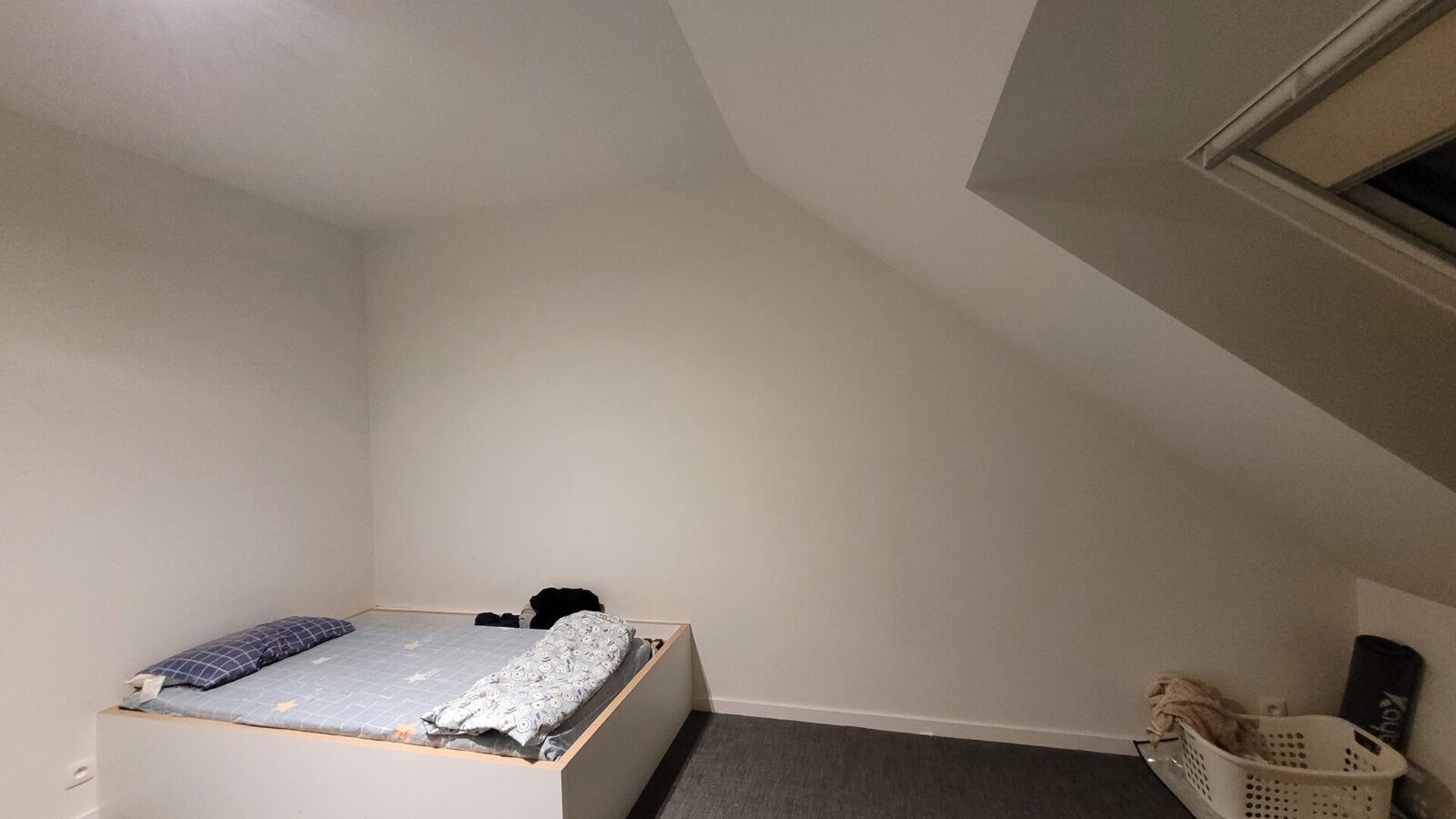 Ruime, nieuwe studentenkamer te huur in residentie ACE in de Fonteinstraat. De studentenkamer ligt op de 2de verdieping en is gemeubeld. 
De kamer bevindt zich op de zolder, waardoor er net iets meer plaats is en je een velux hebt voor verluchting. 

Besc