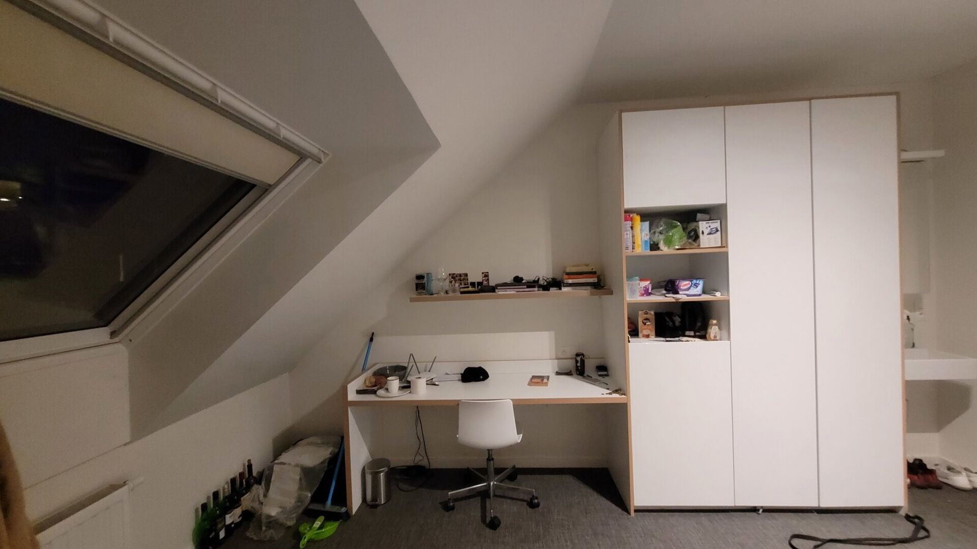Ruime, nieuwe studentenkamer te huur in residentie ACE in de Fonteinstraat. De studentenkamer ligt op de 2de verdieping en is gemeubeld. 
De kamer bevindt zich op de zolder, waardoor er net iets meer plaats is en je een velux hebt voor verluchting. 

Besc