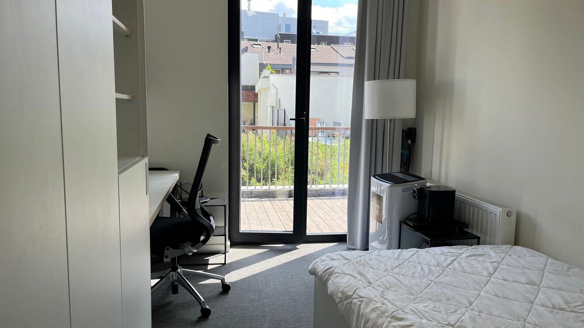 Studentenkamer gelegen in een gezellige studentenresidentie op toplocatie. Deze kamer is gemeubeld en heeft eigen sanitair (douche en toilet).
In het gehuurde goed zijn de volgende (nuts)voorzieningen/diensten aanwezig, dewelke gedeeld worden met de ander