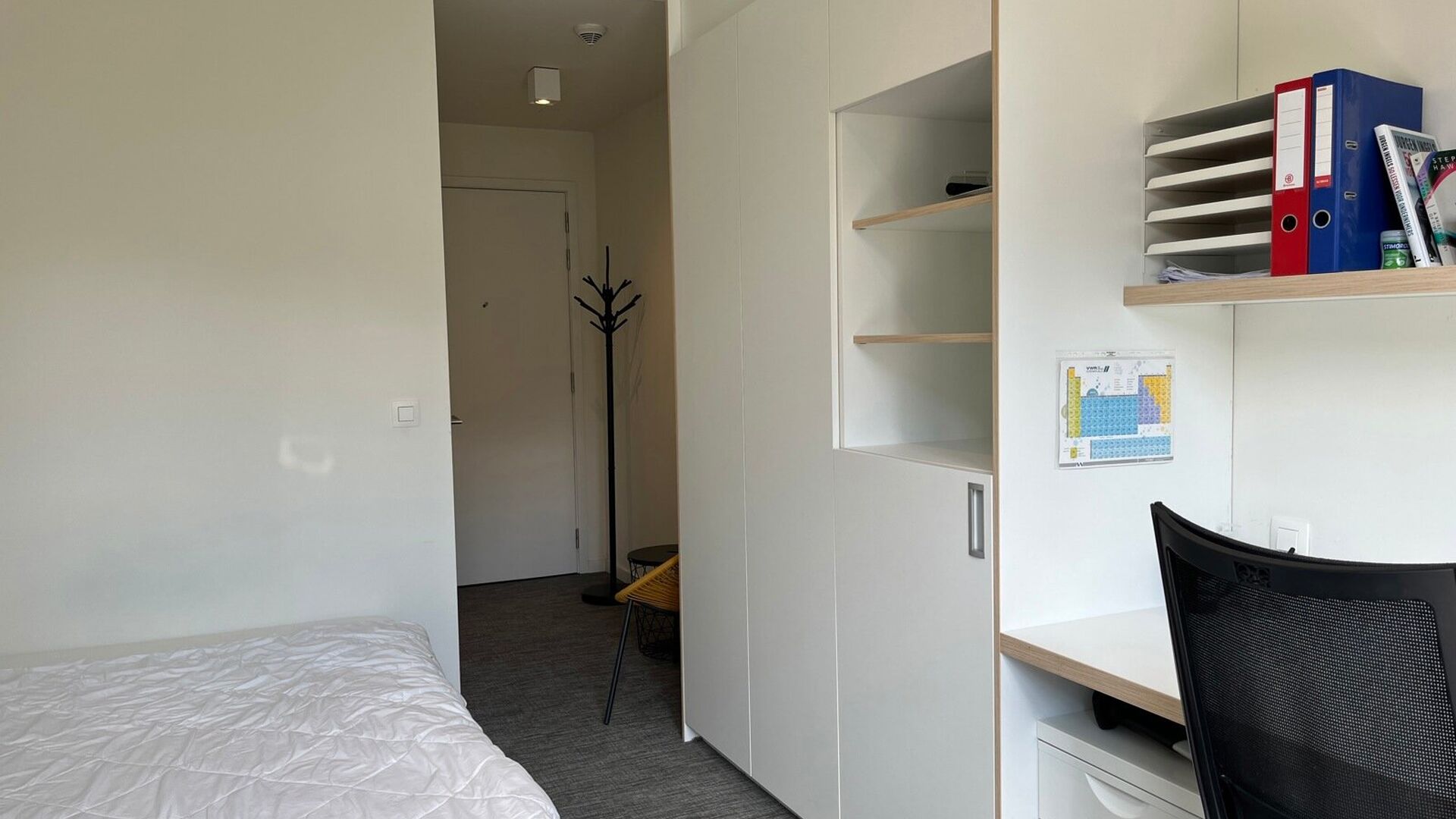 Studentenkamer gelegen in een gezellige studentenresidentie op toplocatie. Deze kamer is gemeubeld en heeft eigen sanitair (douche en toilet).
In het gehuurde goed zijn de volgende (nuts)voorzieningen/diensten aanwezig, dewelke gedeeld worden met de ander