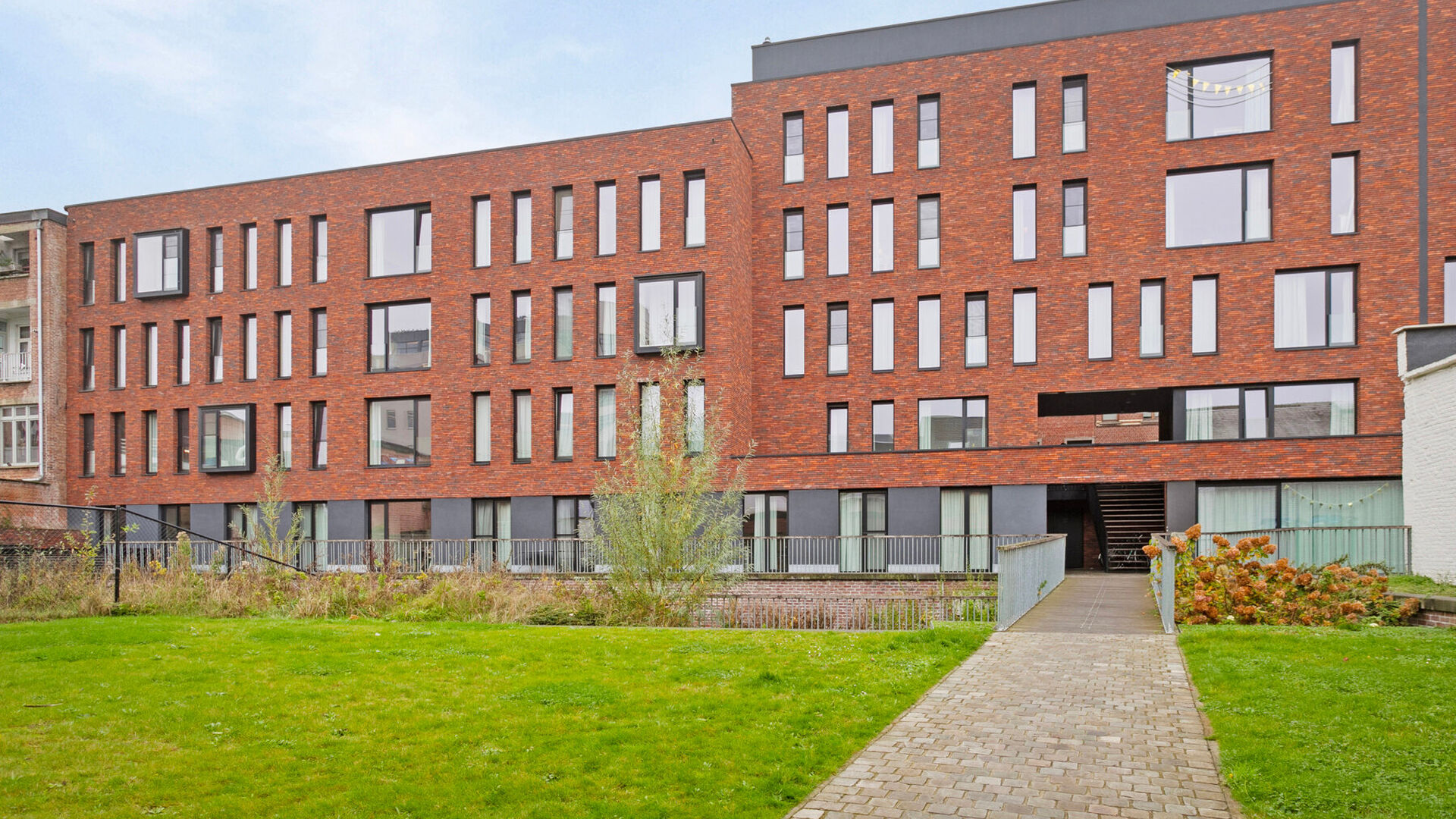 Studentenkamer gelegen in een gezellige studentenresidentie op toplocatie. Deze kamer is gemeubeld en heeft eigen sanitair (douche en toilet).
In het gehuurde goed zijn de volgende (nuts)voorzieningen/diensten aanwezig, dewelke gedeeld worden met de ander