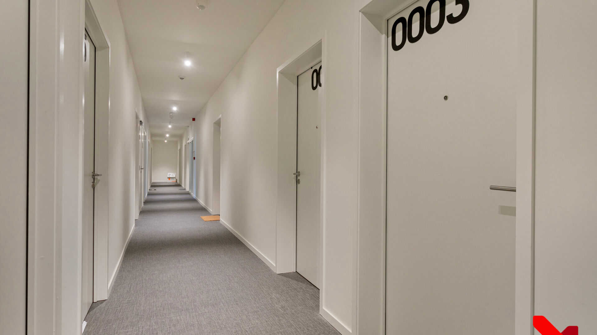 Studentenkamer gelegen in een gezellige studentenresidentie op toplocatie. Deze kamer is gemeubeld en heeft eigen sanitair (douche en toilet).
In het gehuurde goed zijn de volgende (nuts)voorzieningen/diensten aanwezig, dewelke gedeeld worden met de ander
