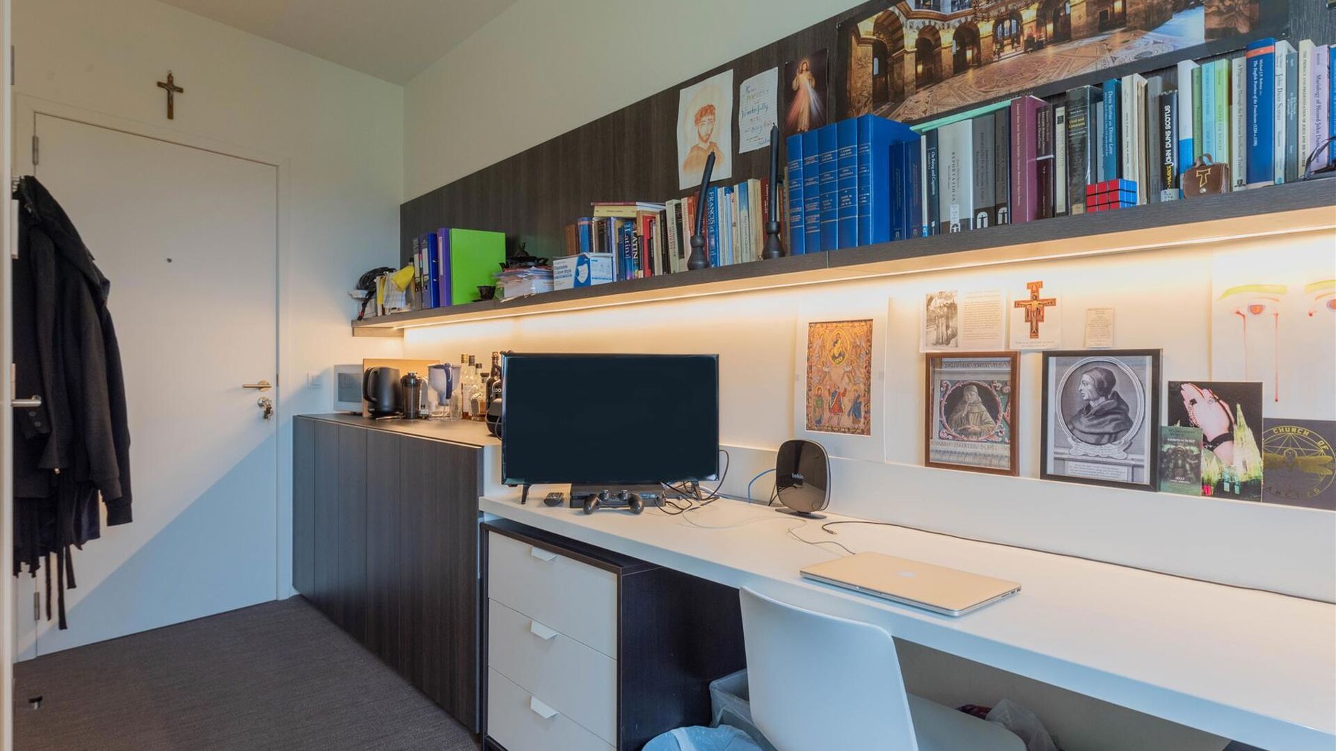 Welkom in deze verzorgde en comfortabele studentenkamer.

De kamer is louter voor individueel gebruik en is bemeubeld met een bed, bureau, stoel, boekenrek, kleerkast en lamellen. Daarnaast beschikt de kamer over eigen sanitair met douche en toilet, evena