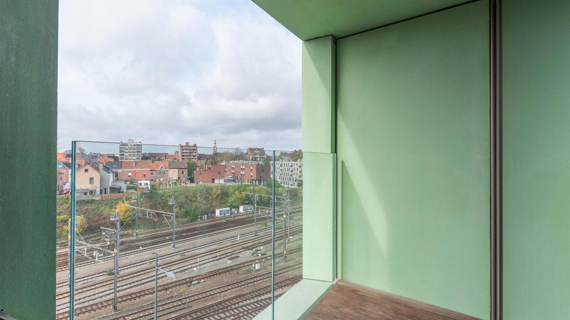Welkom in deze verzorgde en comfortabele studentenkamer.

De kamer is louter voor individueel gebruik en is bemeubeld met een bed, bureau, stoel, boekenrek, kleerkast en lamellen. Daarnaast beschikt de kamer over eigen sanitair met douche en toilet, evena