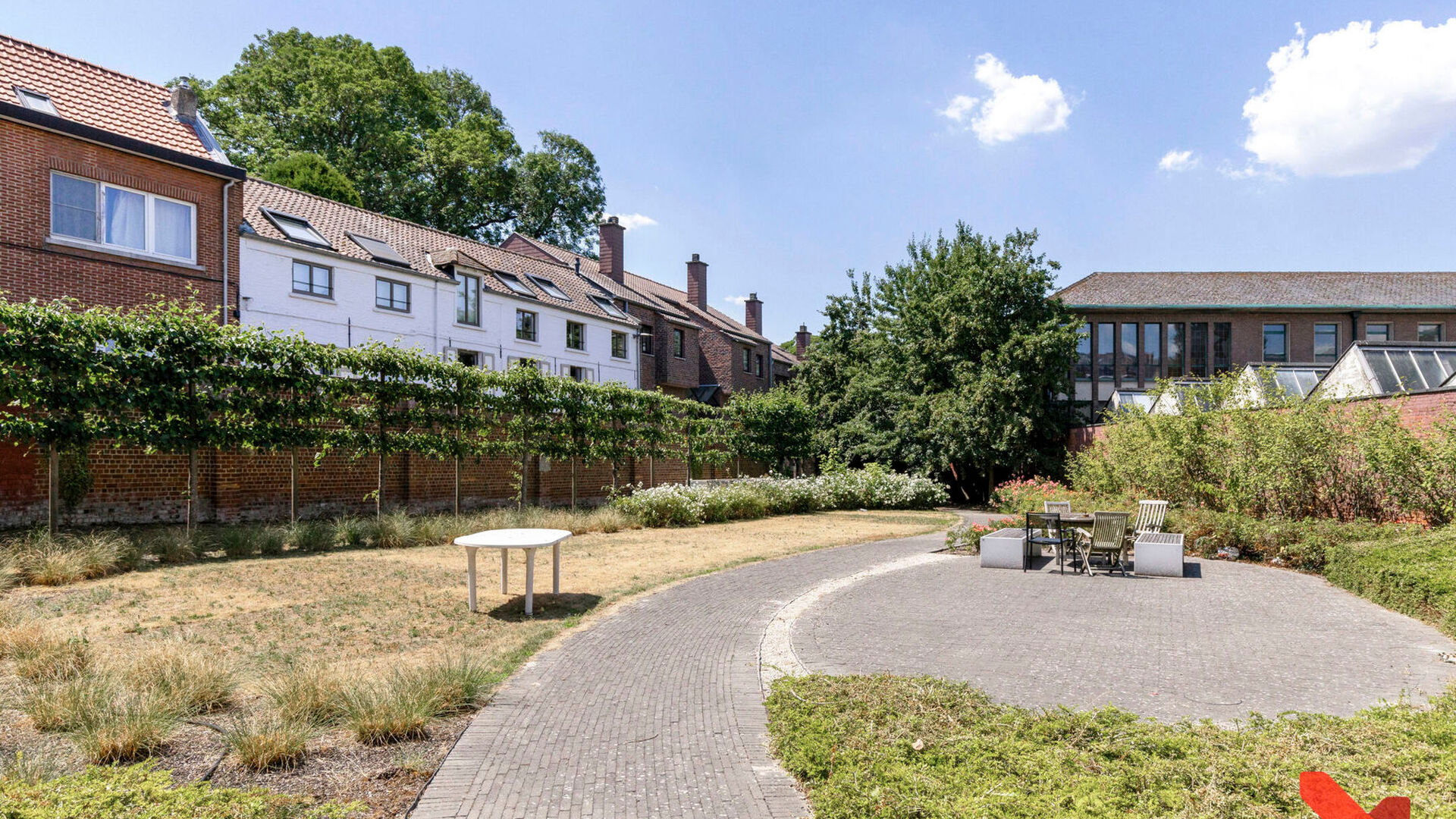 Luxueuze studio, van maar liefst 28 m² en met eigen privatief terras van 23m² in hartje Leuven nabij Grote en Oude Markt. Deze kamer bevindt zich op het gelijkvloers aan de achterkant en geniet van een prachtig uitzicht over de tuin. De studio heeft eig