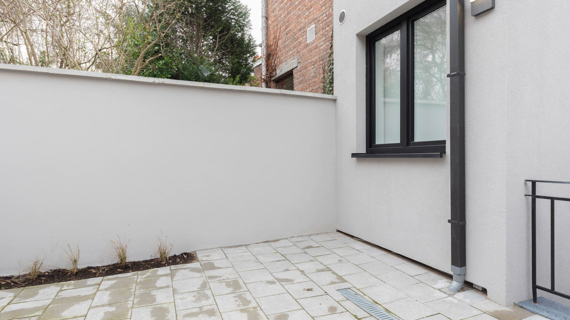 VOOR HET HUIDIGE ACADEMIEJAAR (tot 09/09/2026) & ALLEEN VOOR STUDENTEN
Deze studentenkamer, gelegen op het gelijkvloers, biedt een comfortabele en praktische leefruimte voor studenten op zoek naar een eigen plekje. Met eigen sanitair, inclusief douche, la