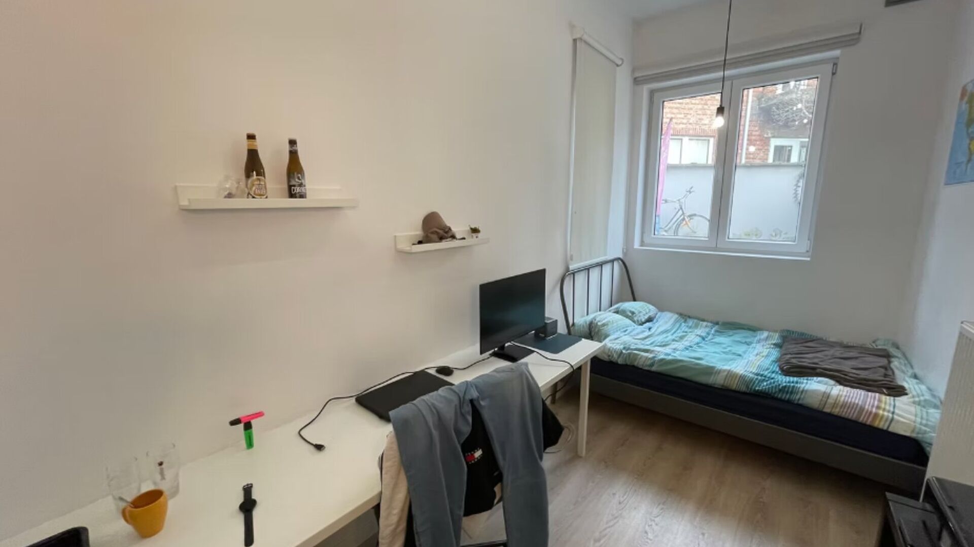 ALLEEN VOOR STUDENTEN
Deze studentenkamer, gelegen op het gelijkvloers, biedt een comfortabele en praktische leefruimte voor studenten op zoek naar een eigen plekje. Met eigen sanitair, inclusief douche, lavabo en toilet, geniet je hier van de privacy die