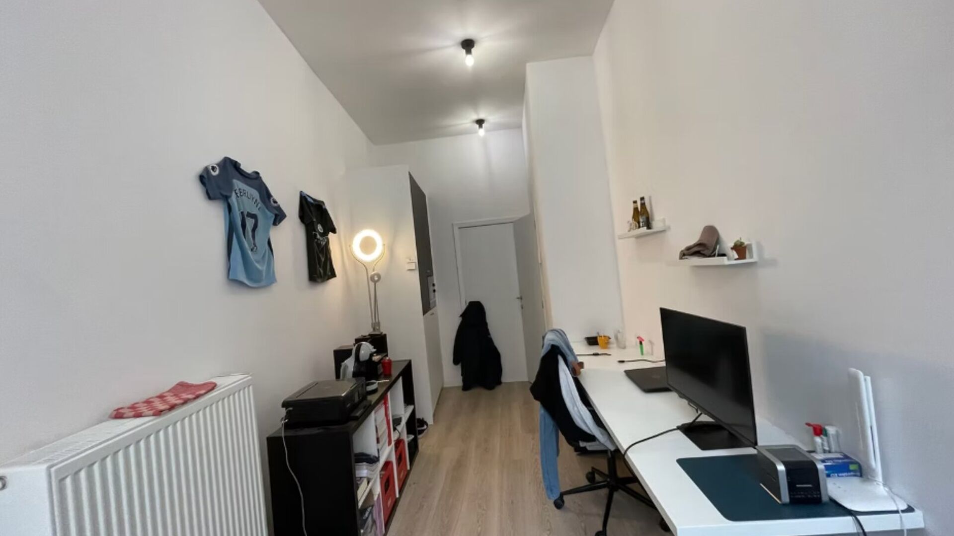 ALLEEN VOOR STUDENTEN
Deze studentenkamer, gelegen op het gelijkvloers, biedt een comfortabele en praktische leefruimte voor studenten op zoek naar een eigen plekje. Met eigen sanitair, inclusief douche, lavabo en toilet, geniet je hier van de privacy die