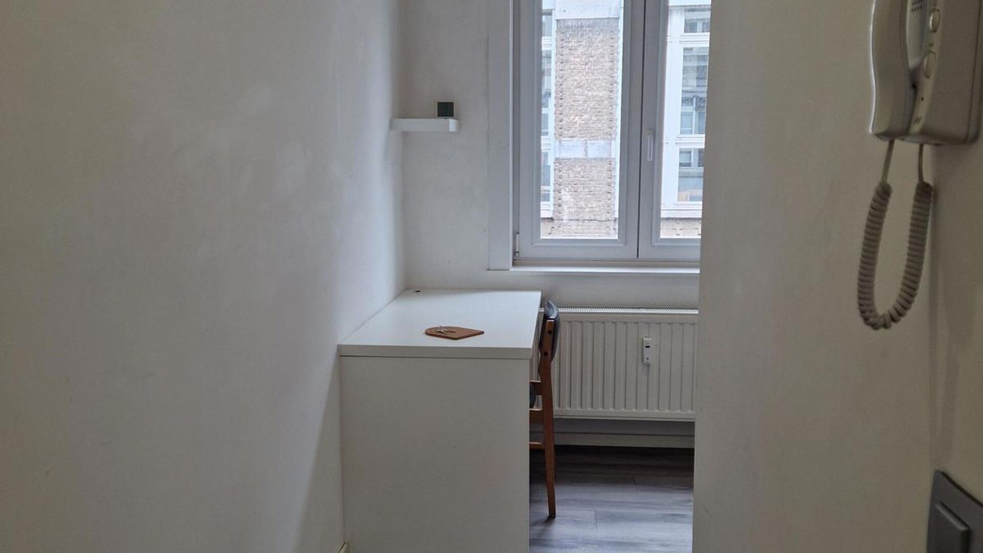 VOOR HET HUIDIGE ACADEMIEJAAR (tot 09/09/2026) & ALLEEN VOOR STUDENTEN
Deze kleinschalige residentie nabij de Lei en de Vismarkt heeft nog 1 studentenkamer beschikbaar, gelegen op het tweede verdiep, biedt een comfortabele en praktische leefruimte voor s
