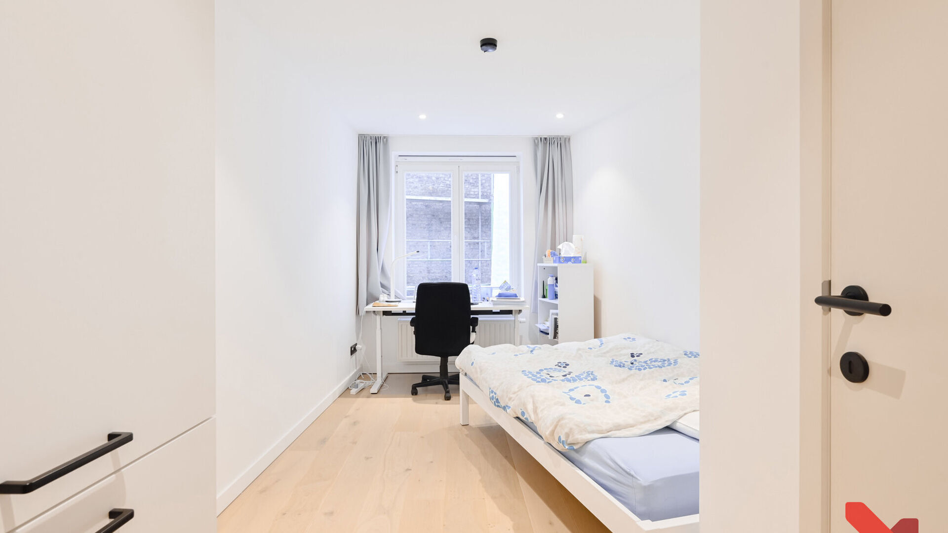 Deze charmante en volledig gerenoveerde studentenkamer is gelegen op een absolute toplocatie, pal aan de Vismarkt.
Deze studentenkamer heeft een vast meubel met koelkast en microgolfoven en een eigen privatieve badkamer met toilet, douche en lavabo. Daar