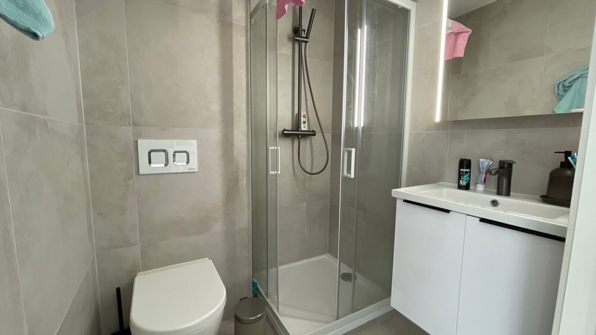 Deze charmante en volledig gerenoveerde studentenkamer is gelegen op een absolute toplocatie, pal aan de Vismarkt.
Deze studentenkamer heeft een vast meubel met koelkast en microgolfoven en een eigen privatieve badkamer met toilet, douche en lavabo. Daar