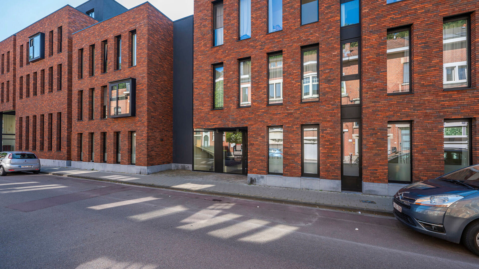 Deze mooi onderhouden kamer is gelegen op de gelijkvloerse verdieping en is voorzien van alle modern comfort zoals een eigen badkamer met toilet en douche.
Er is een vast bureaumeubel aanwezig, voldoende kastruimte en een eigen frigo. De gemeenschappelijk