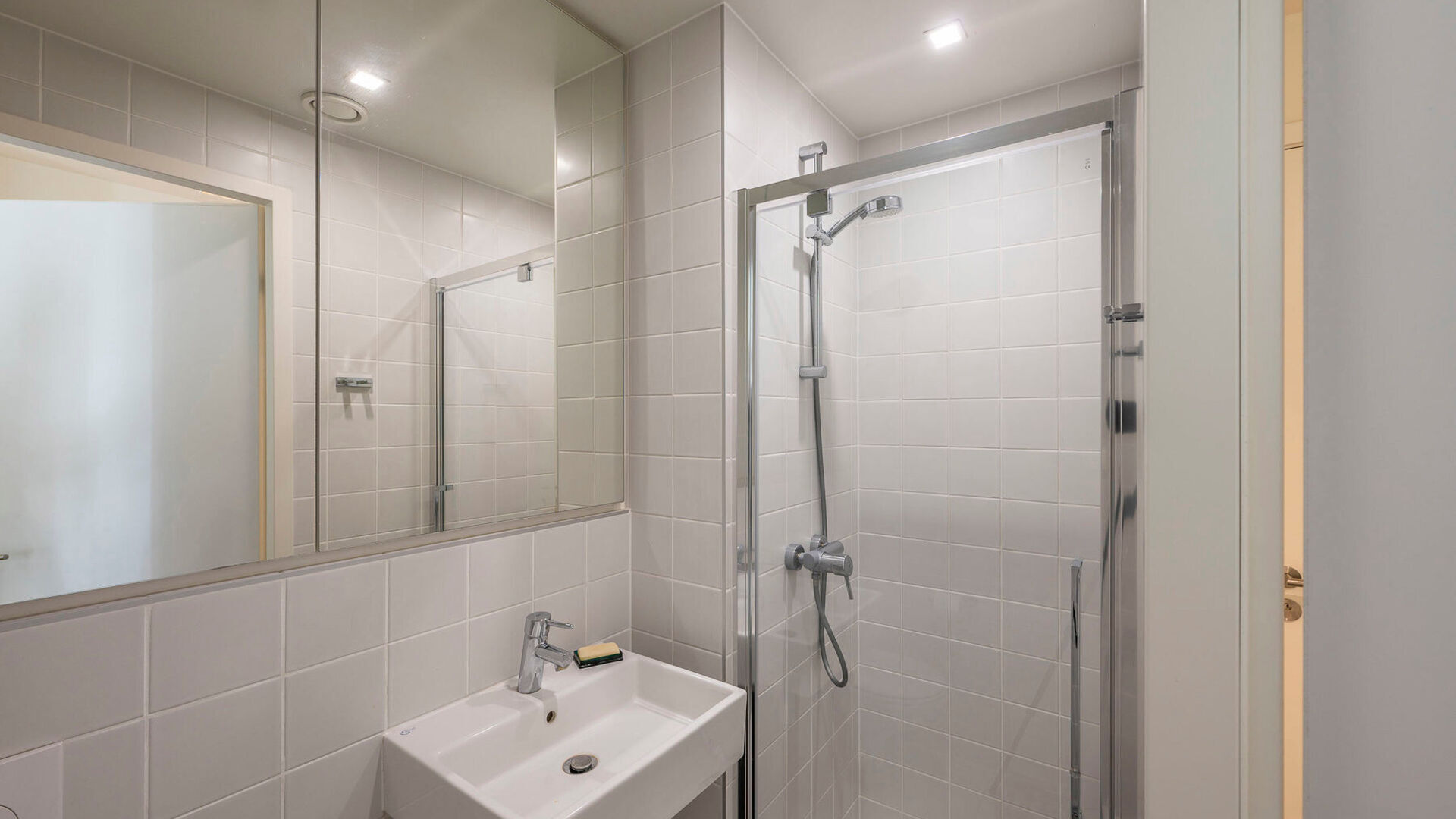 Deze mooi onderhouden kamer is gelegen op de gelijkvloerse verdieping en is voorzien van alle modern comfort zoals een eigen badkamer met toilet en douche.
Er is een vast bureaumeubel aanwezig, voldoende kastruimte en een eigen frigo. De gemeenschappelijk