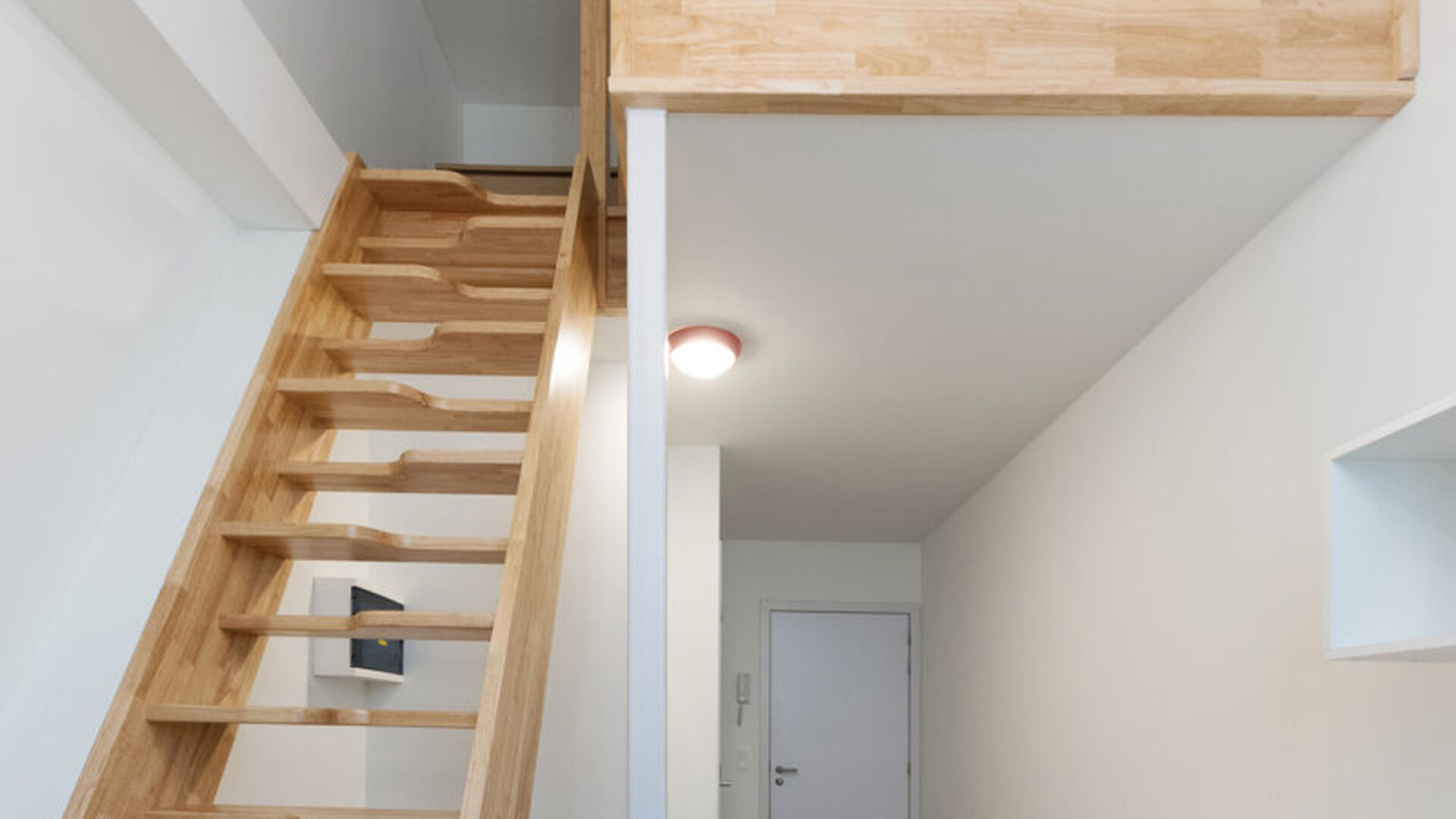 Nieuwe studentenkamer in de vorm van triplex in prestigieus project, Campus Vital. Deze studentenkamer bevindt zich op het eerste verdiep. Men heeft het slaapgedeelte in duplexvorm en de badkamer als benedenverdiep. De kamer is gemeubeld met bed, bureau,