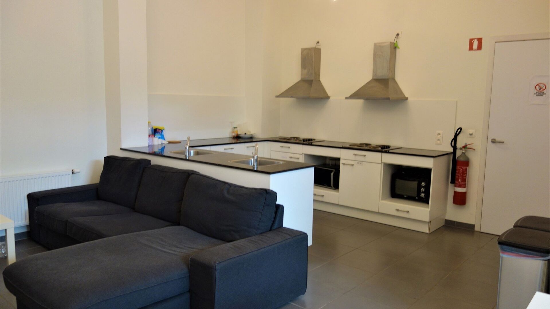 Nieuwe studentenkamer in de vorm van triplex in prestigieus project, Campus Vital. Deze studentenkamer bevindt zich op het eerste verdiep. Men heeft het slaapgedeelte in duplexvorm en de badkamer als benedenverdiep. De kamer is gemeubeld met bed, bureau,