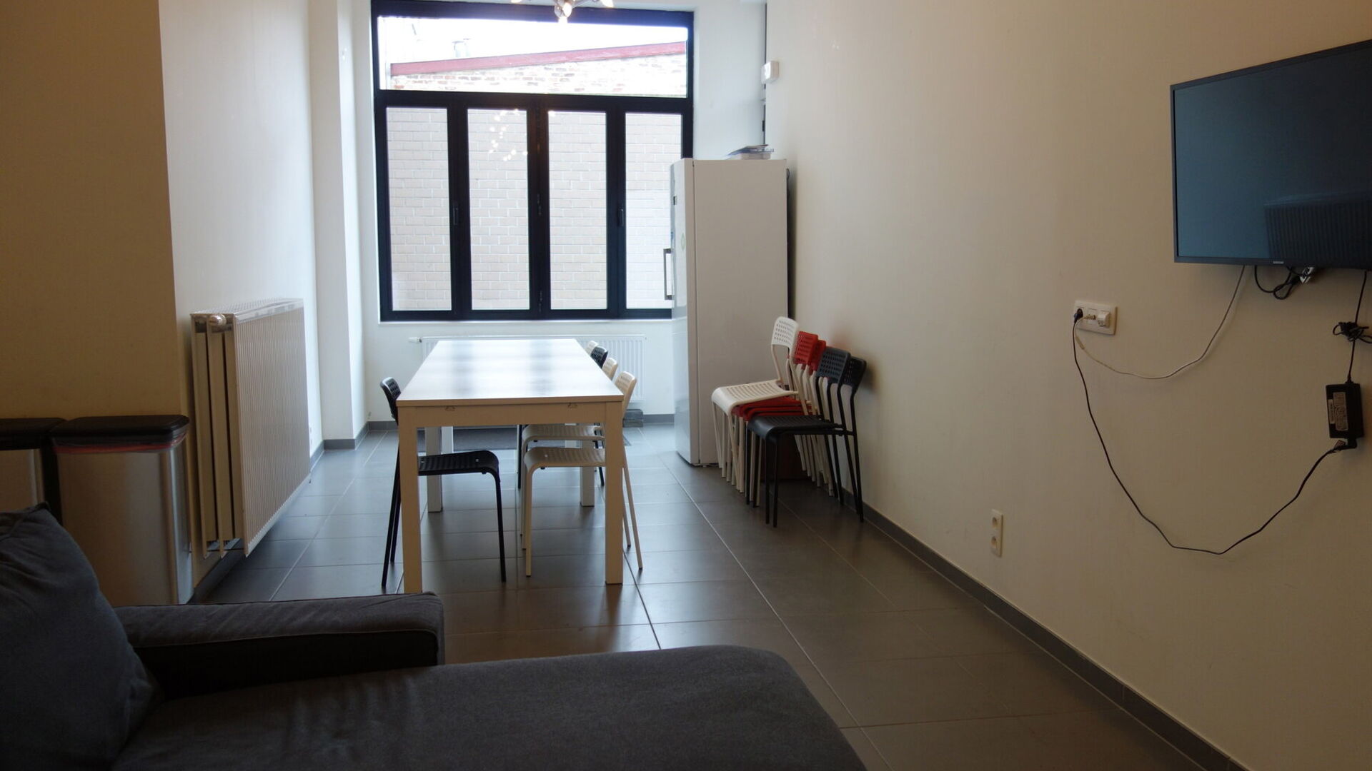 Nieuwe studentenkamer in de vorm van triplex in prestigieus project, Campus Vital. Deze studentenkamer bevindt zich op het eerste verdiep. Men heeft het slaapgedeelte in duplexvorm en de badkamer als benedenverdiep. De kamer is gemeubeld met bed, bureau,
