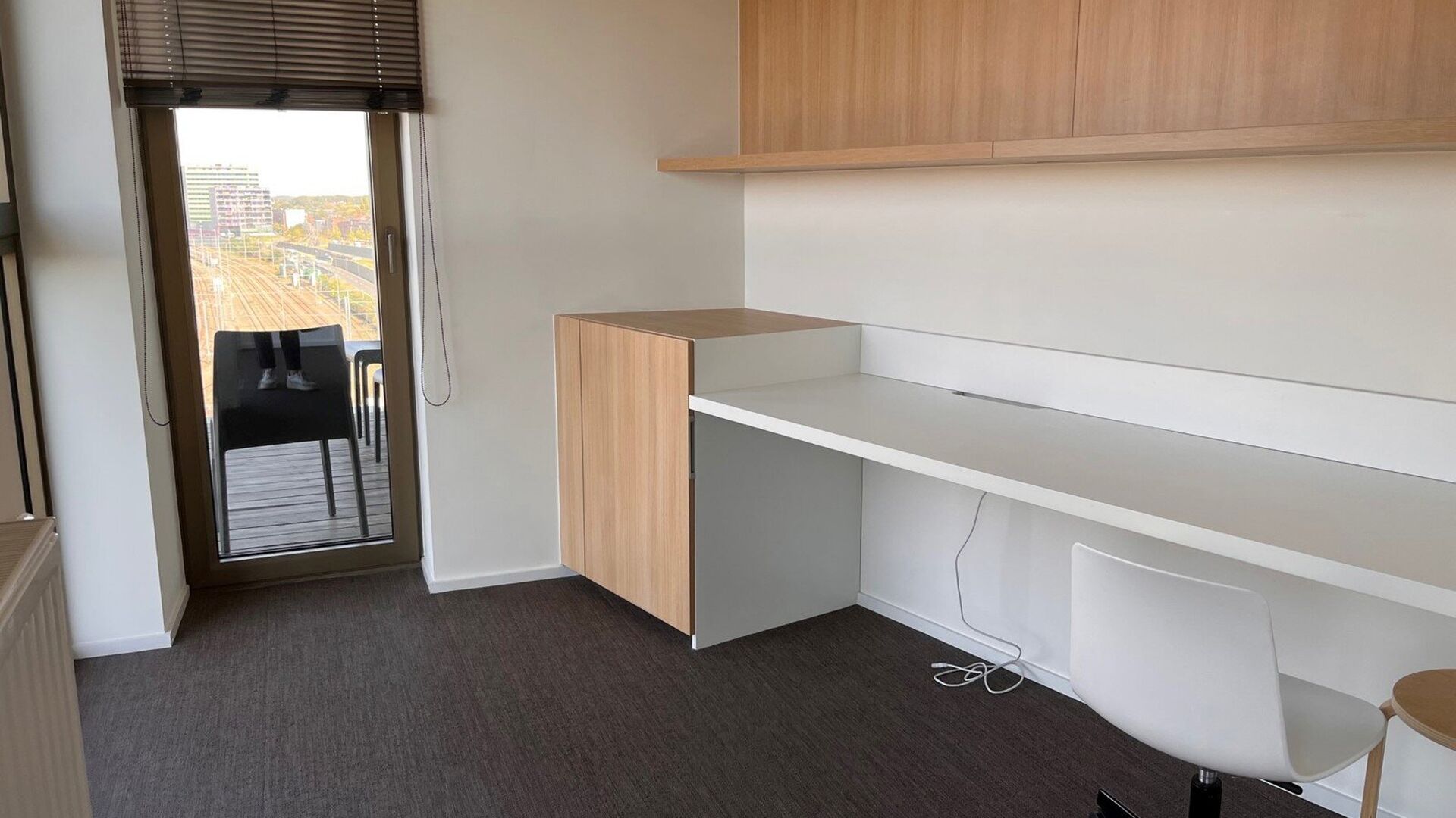 Welkom in deze verzorgde en comfortabele studentenkamer.

De kamer is louter voor individueel gebruik en is bemeubeld met een bed, bureau, stoel, boekenrek, kleerkast en lamellen. Daarnaast beschikt de kamer over eigen sanitair met douche en toilet, evena