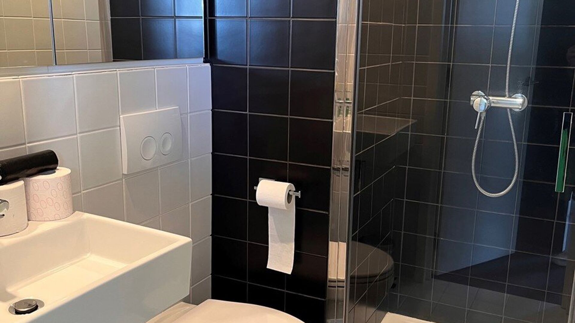 Welkom in deze verzorgde en comfortabele studentenkamer.

De kamer is louter voor individueel gebruik en is bemeubeld met een bed, bureau, stoel, boekenrek, kleerkast en lamellen. Daarnaast beschikt de kamer over eigen sanitair met douche en toilet, evena