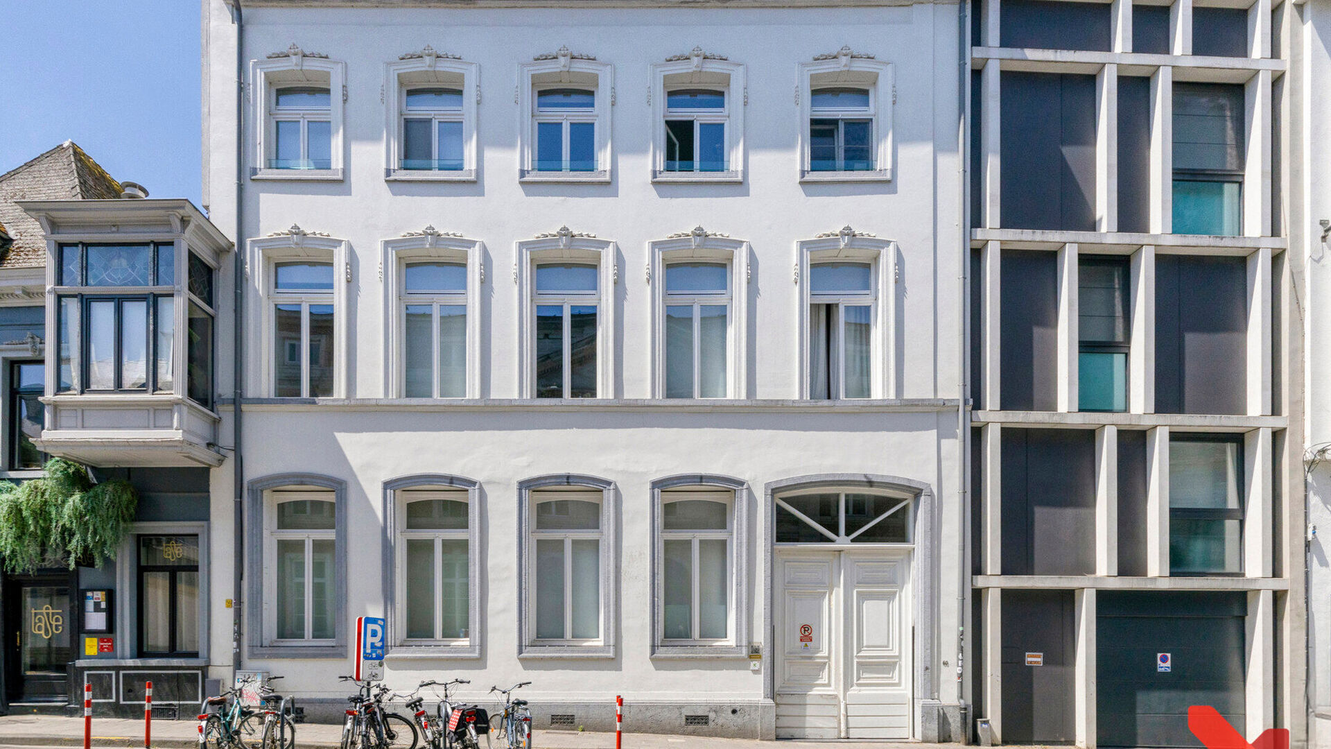 Luxueuze studio, van maar liefst 28 m² en met eigen privatief terras van 23m² in hartje Leuven nabij Grote en Oude Markt. Deze kamer bevindt zich op het gelijkvloers aan de achterkant en geniet van een prachtig uitzicht over de tuin. De studio heeft eig