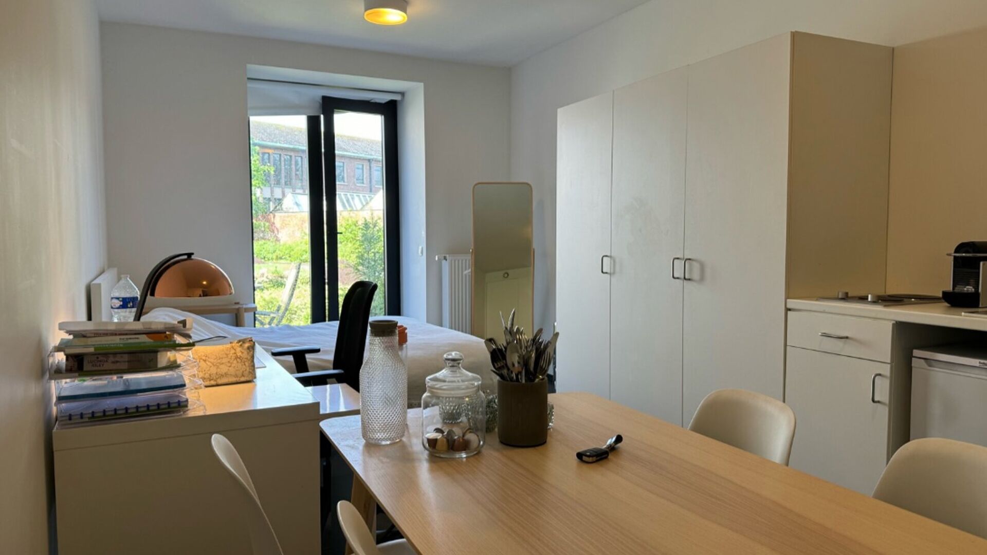 Luxueuze studio, van maar liefst 28 m² en met eigen privatief terras van 23m² in hartje Leuven nabij Grote en Oude Markt. Deze kamer bevindt zich op het gelijkvloers aan de achterkant en geniet van een prachtig uitzicht over de tuin. De studio heeft eig