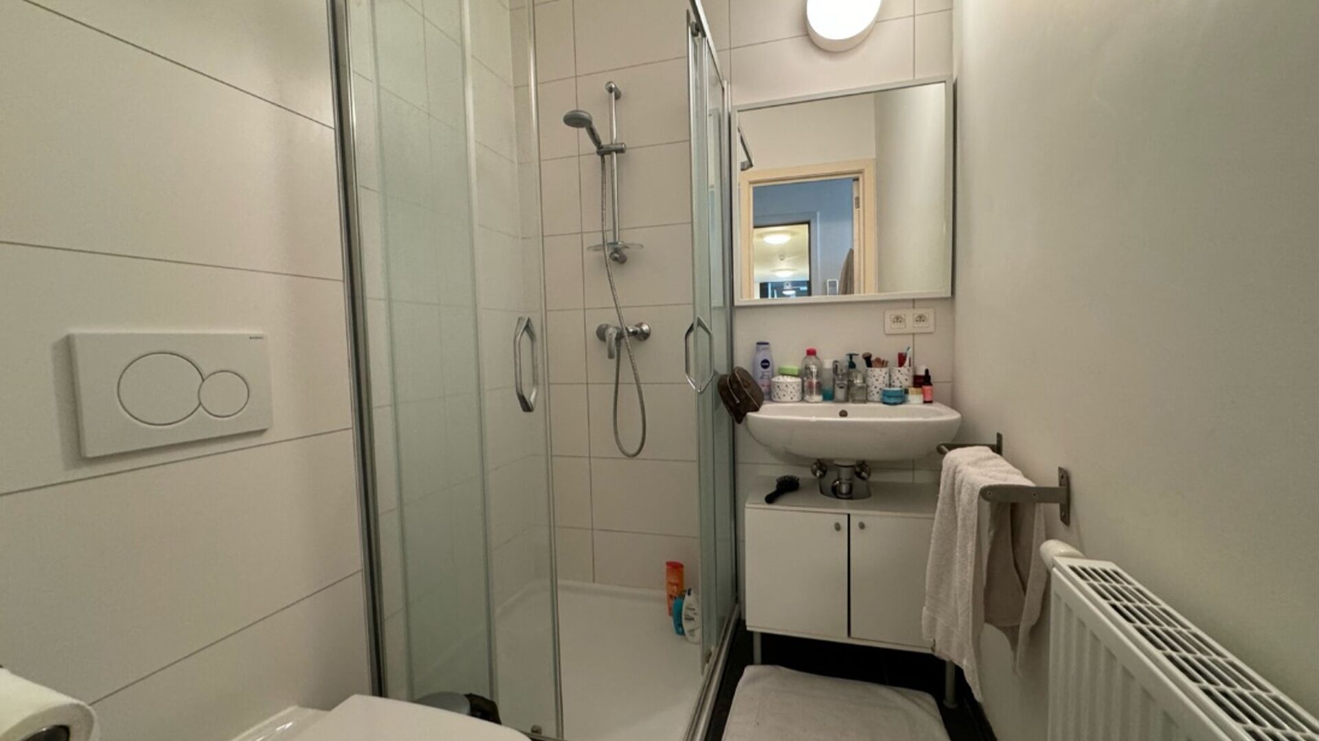 Luxueuze studio, van maar liefst 28 m² en met eigen privatief terras van 23m² in hartje Leuven nabij Grote en Oude Markt. Deze kamer bevindt zich op het gelijkvloers aan de achterkant en geniet van een prachtig uitzicht over de tuin. De studio heeft eig