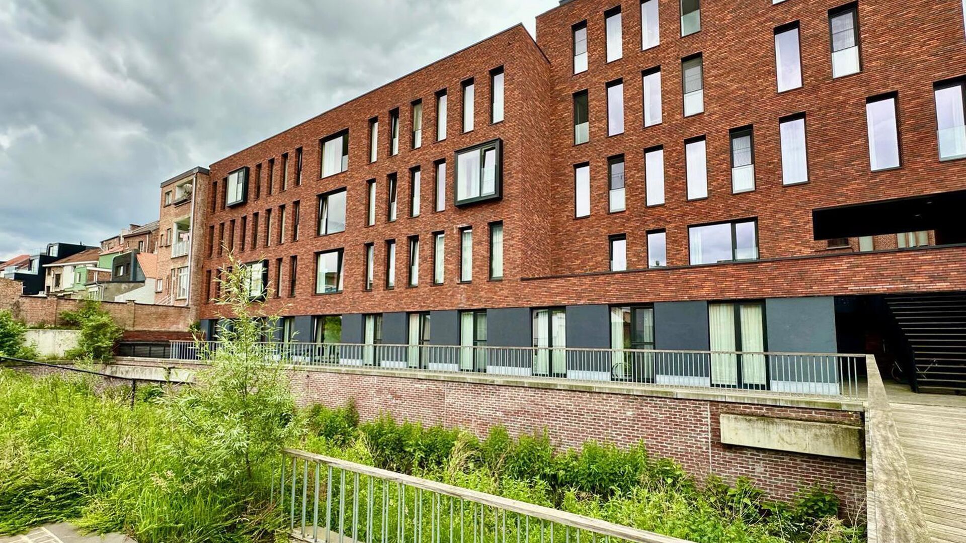 Studentenkamer gelegen in een gezellige studentenresidentie op toplocatie.
In het gehuurde goed zijn de volgende (nuts)voorzieningen/diensten aanwezig, dewelke gedeeld worden met de andere bewoners: een ingerichte keuken, ruime living, fietsenberging, tv