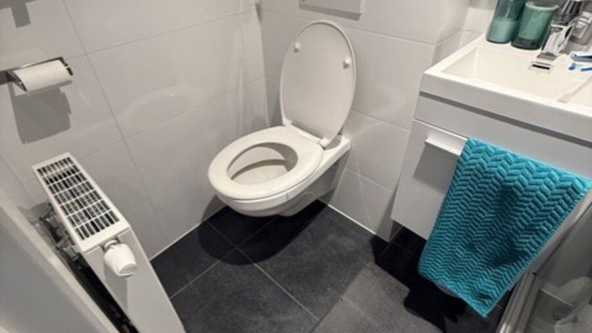 Ben je op zoek naar een comfortabele studentenkamer? Dan is deze gezellige studentenkamer misschien wel iets voor jou. De kamer beschikt over een eigen badkamer met sanitair. Daarnaast kan je gebruikmaken van een gemeenschappelijke keuken, een aangename o