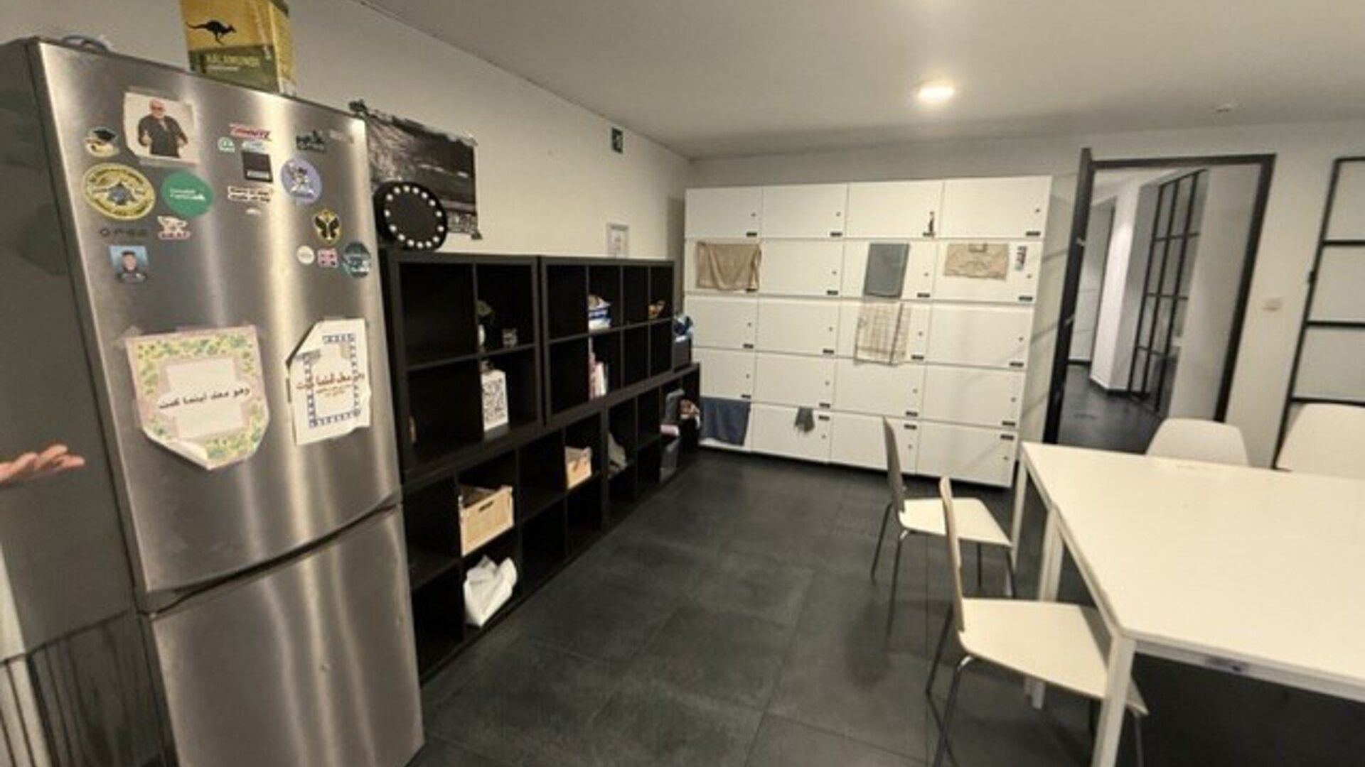 Ben je op zoek naar een comfortabele studentenkamer? Dan is deze gezellige studentenkamer misschien wel iets voor jou. De kamer beschikt over een eigen badkamer met sanitair. Daarnaast kan je gebruikmaken van een gemeenschappelijke keuken, een aangename o