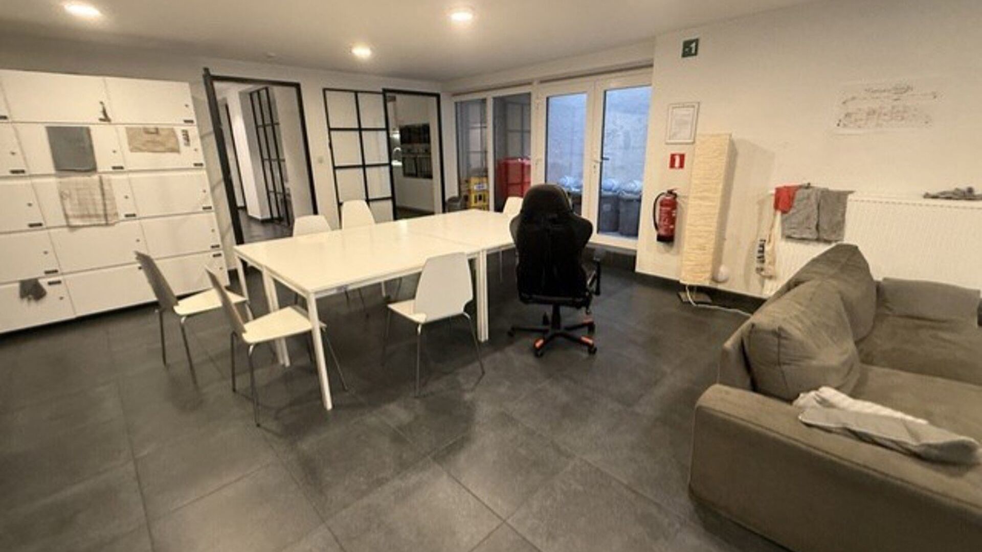 Ben je op zoek naar een comfortabele studentenkamer? Dan is deze gezellige studentenkamer misschien wel iets voor jou. De kamer beschikt over een eigen badkamer met sanitair. Daarnaast kan je gebruikmaken van een gemeenschappelijke keuken, een aangename o