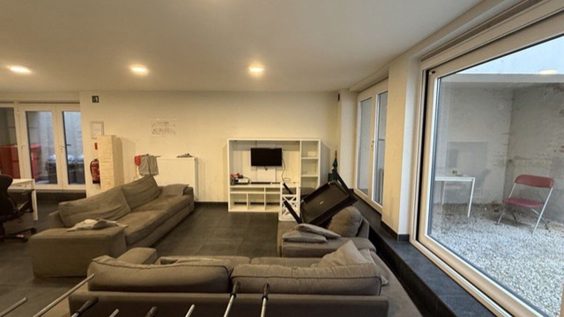 Ben je op zoek naar een comfortabele studentenkamer? Dan is deze gezellige studentenkamer misschien wel iets voor jou. De kamer beschikt over een eigen badkamer met sanitair. Daarnaast kan je gebruikmaken van een gemeenschappelijke keuken, een aangename o